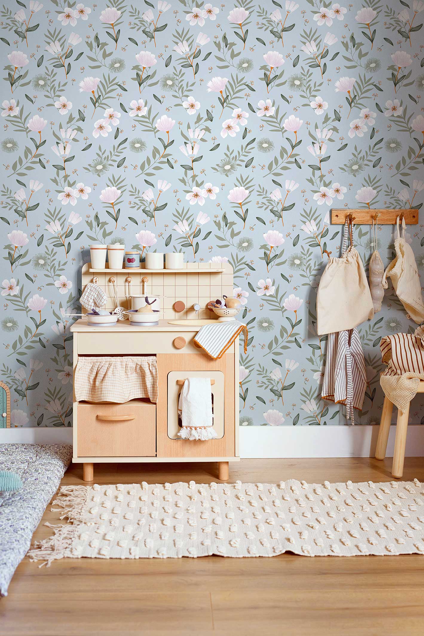 Papier peint Adèle, Vert d'eau et Rose saumon, dans une chambre d'enfants