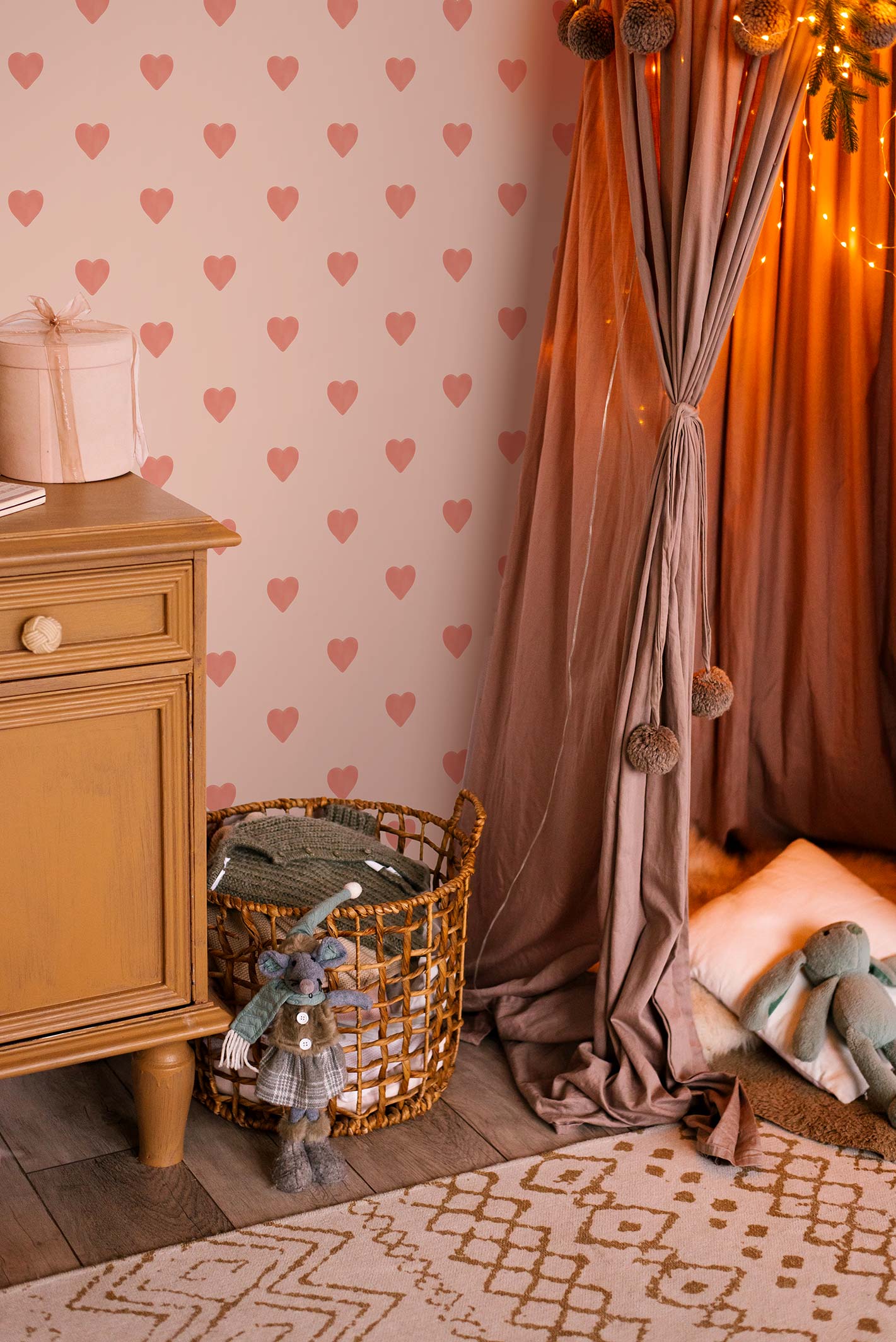 Papier peint pour enfants avec des cœurs - Bonnie Rose et Terracotta - dans une chambre d'enfants chaleureuse
