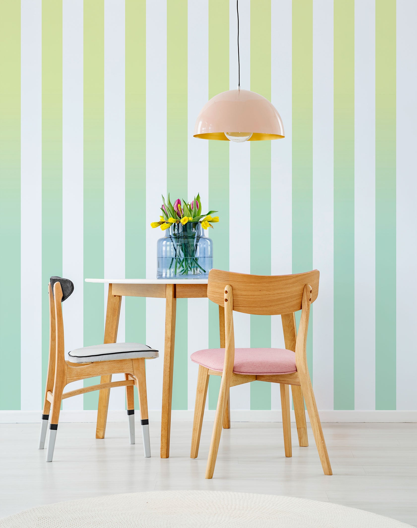 Papier peint à rayures - ELIOTT -Jaune citron et Vert - dans un coin pour déjeuner dans une cuisine