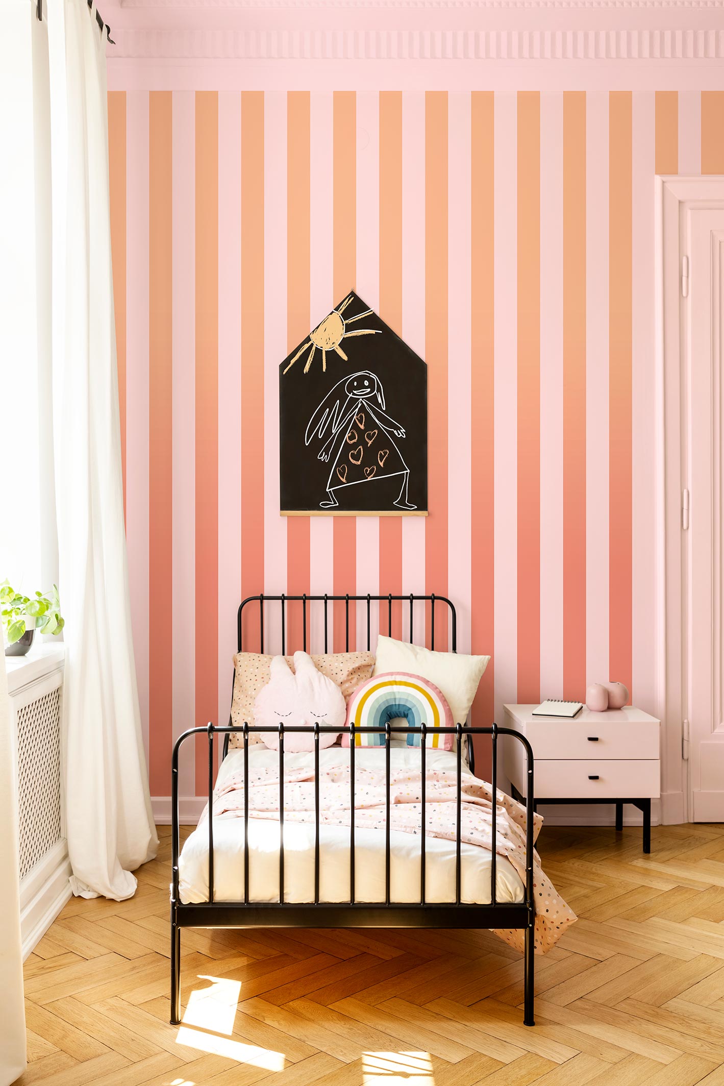 Papier peint à rayures dégradé - Eliott - Rose pêche & Abricot - dans une chambre de petite fille