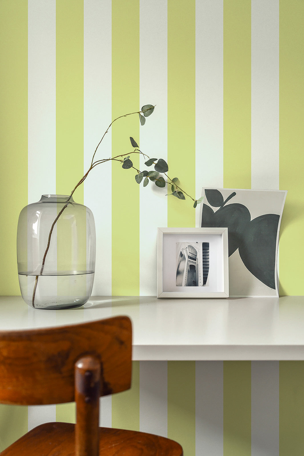 Papier peint à rayures - Eliott - Vert d’eau & Pistache derrière un bureau