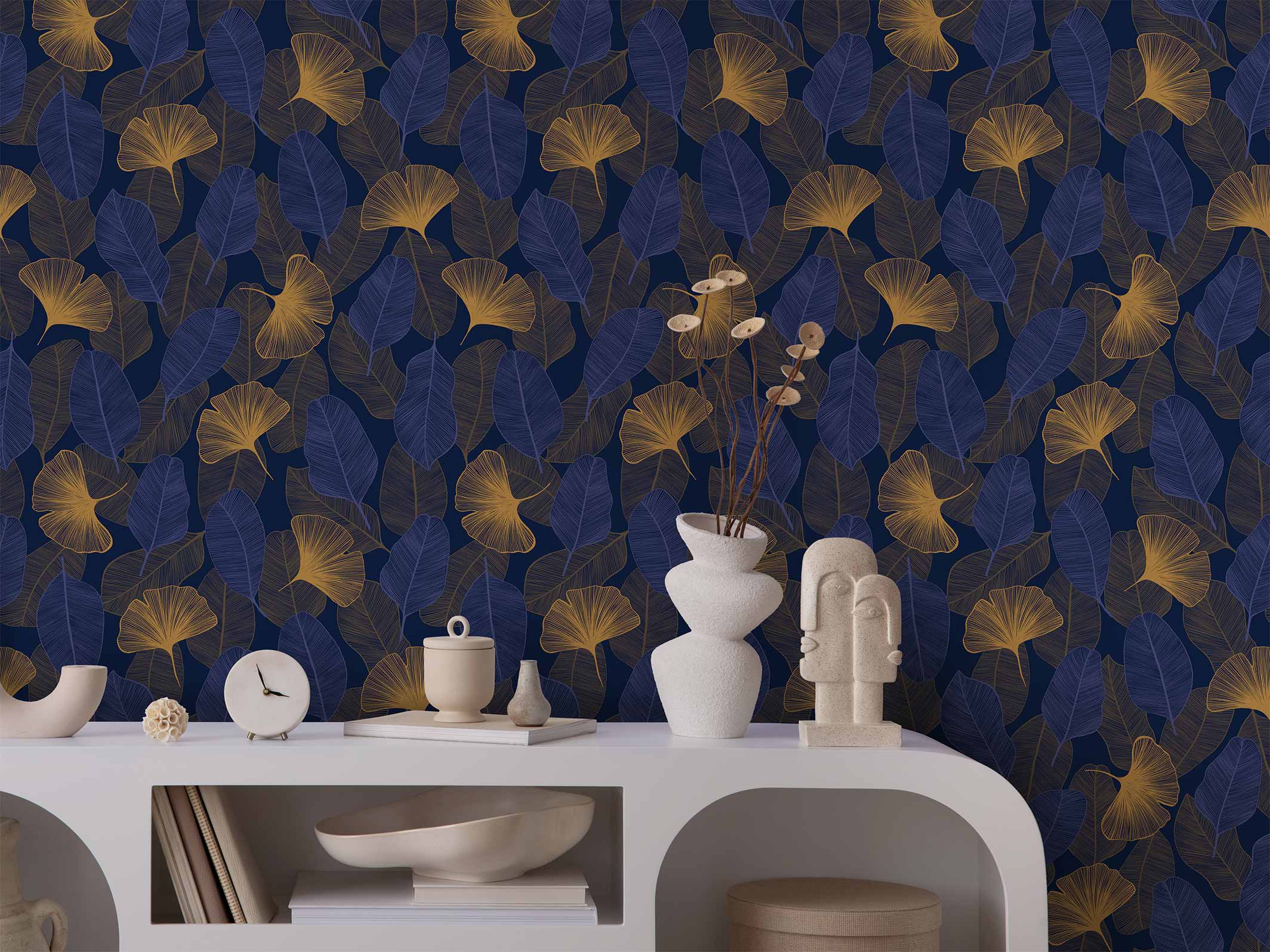 Elisa, Bleu nuit et Ocre doré, derrière une commode blanche