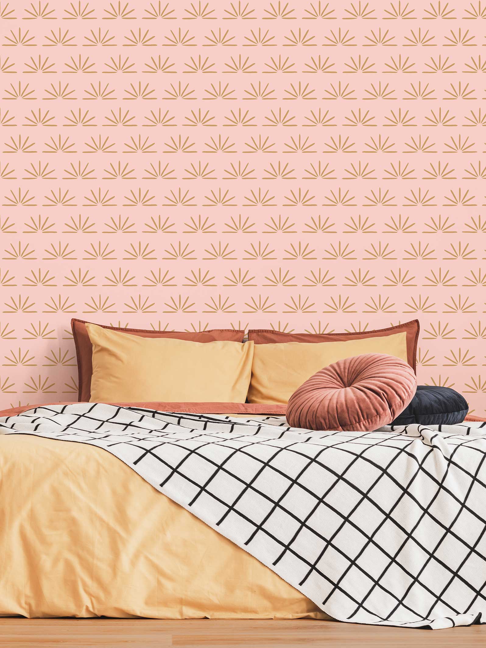 Jeanne - Rose blush & Ocre doré - en tête de lit dans une chambre aux tons ocre, terracotta