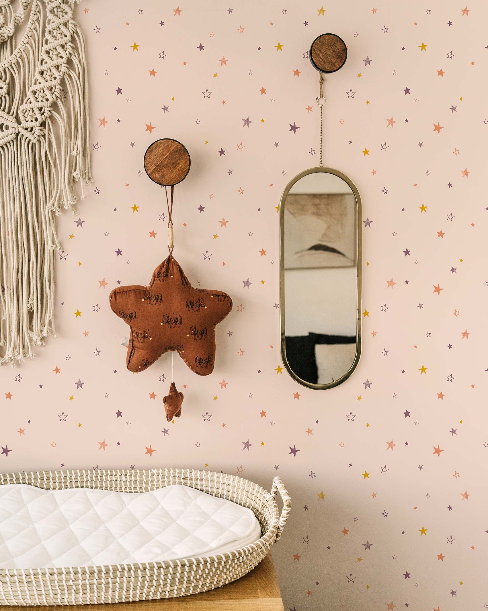 Papier peint pour enfants - Little Stars - Beige rosé & Bois de braise - dans une chambre de bébé au style bohème