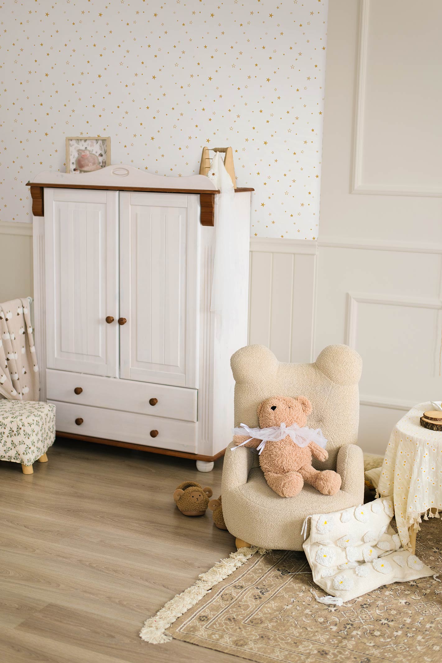 Papier peint pour enfants - Little stars - White & Gold - Maison BONAMI - dans une chambre de bébé aux teintes claires naturelles