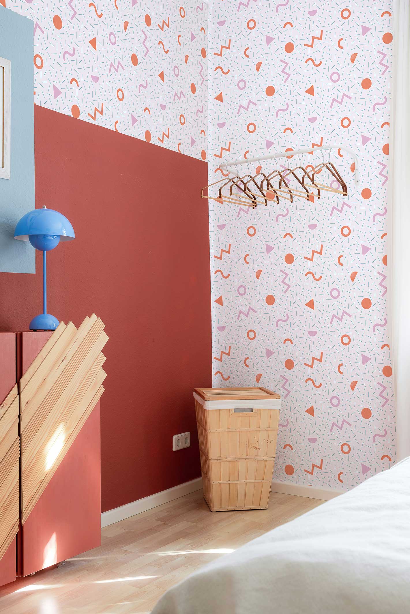 Papier peint Mila - Corail, Mauve, Bleu dans une chambre