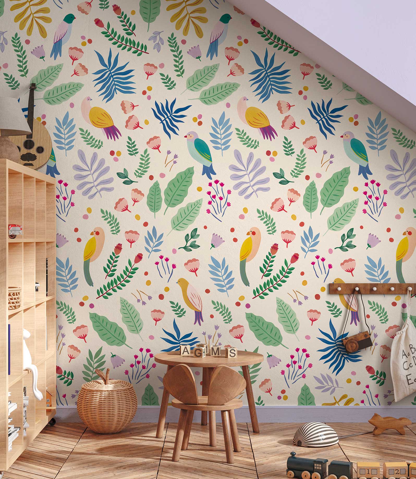 Papier peint Dodo Toucan - Otomi, en panneau de 2m de large, dans une chambre d'enfant mansardée