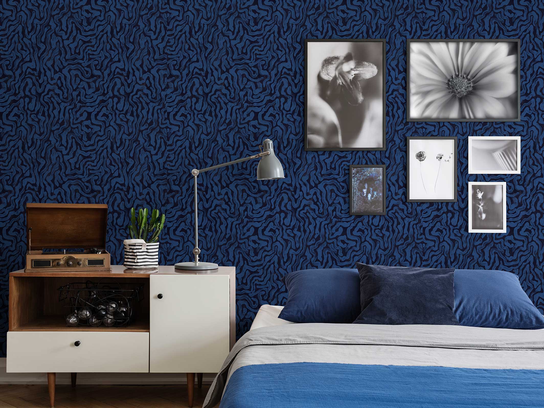 Papier peint Palace marbré - Noir et Bleu indigo dans une chambre