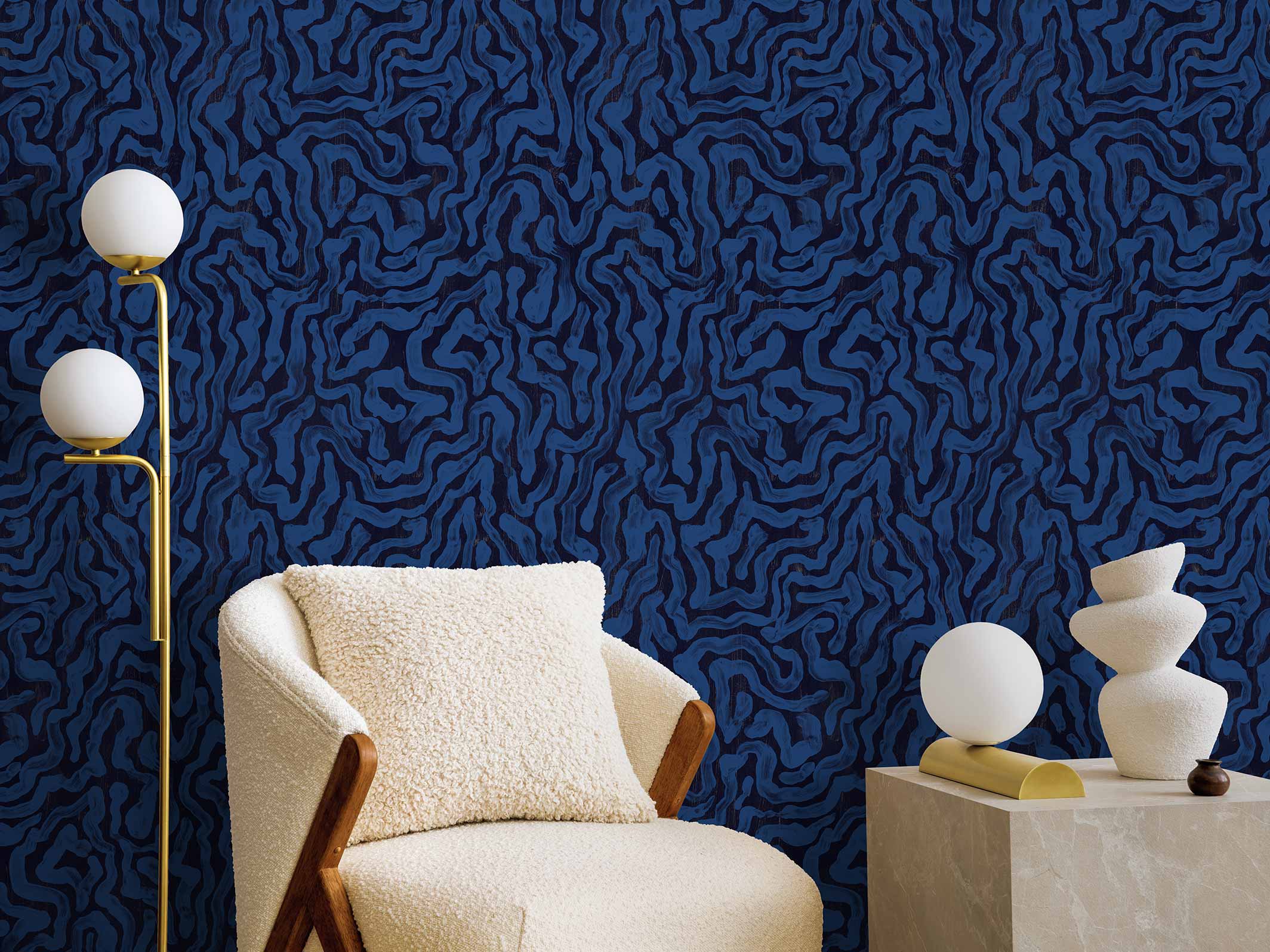 Papier peint Palace marbré - Noir et Bleu indigo avec fauteuil bouclette crème