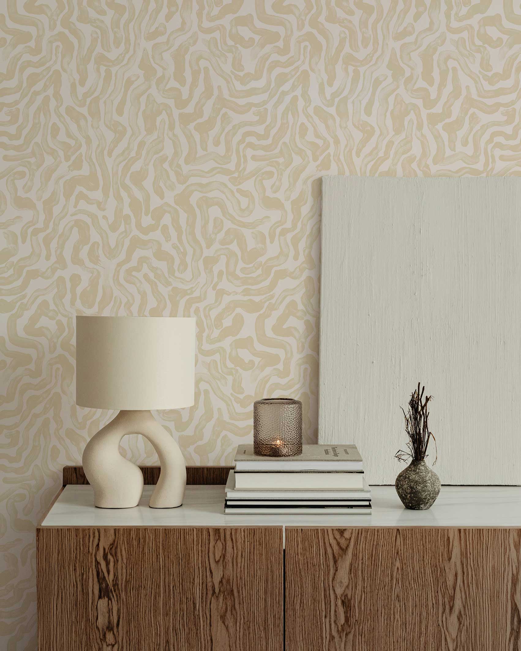 Papier peint Palace marbré, Sable & Beige nature, sur une commode design en bois
