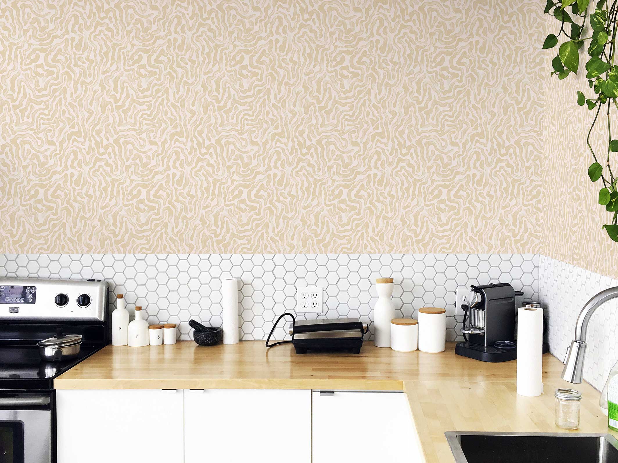 Papier peint Palace marbré, Sable & Beige nature, dans une cuisine