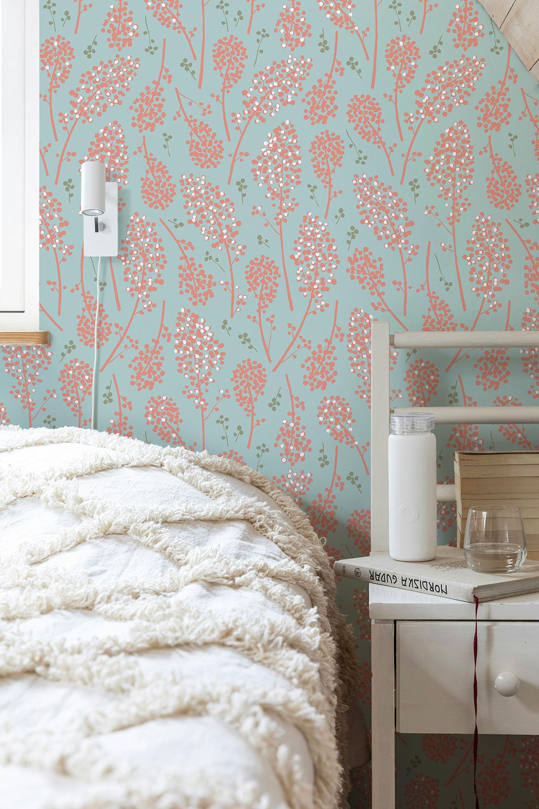 Papier peint floral - Suzie - Vert tendre & Rose thé dans une chambre