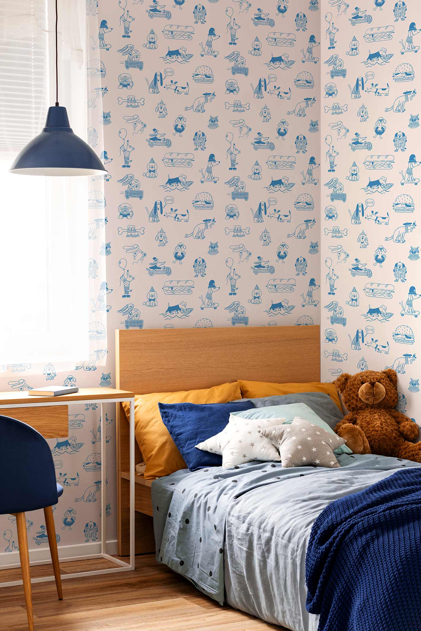 Papier peint avec des chiens, Woof, de Marion Piffaretti, dans une chambre d'enfants bleu et jaune avec bureau
