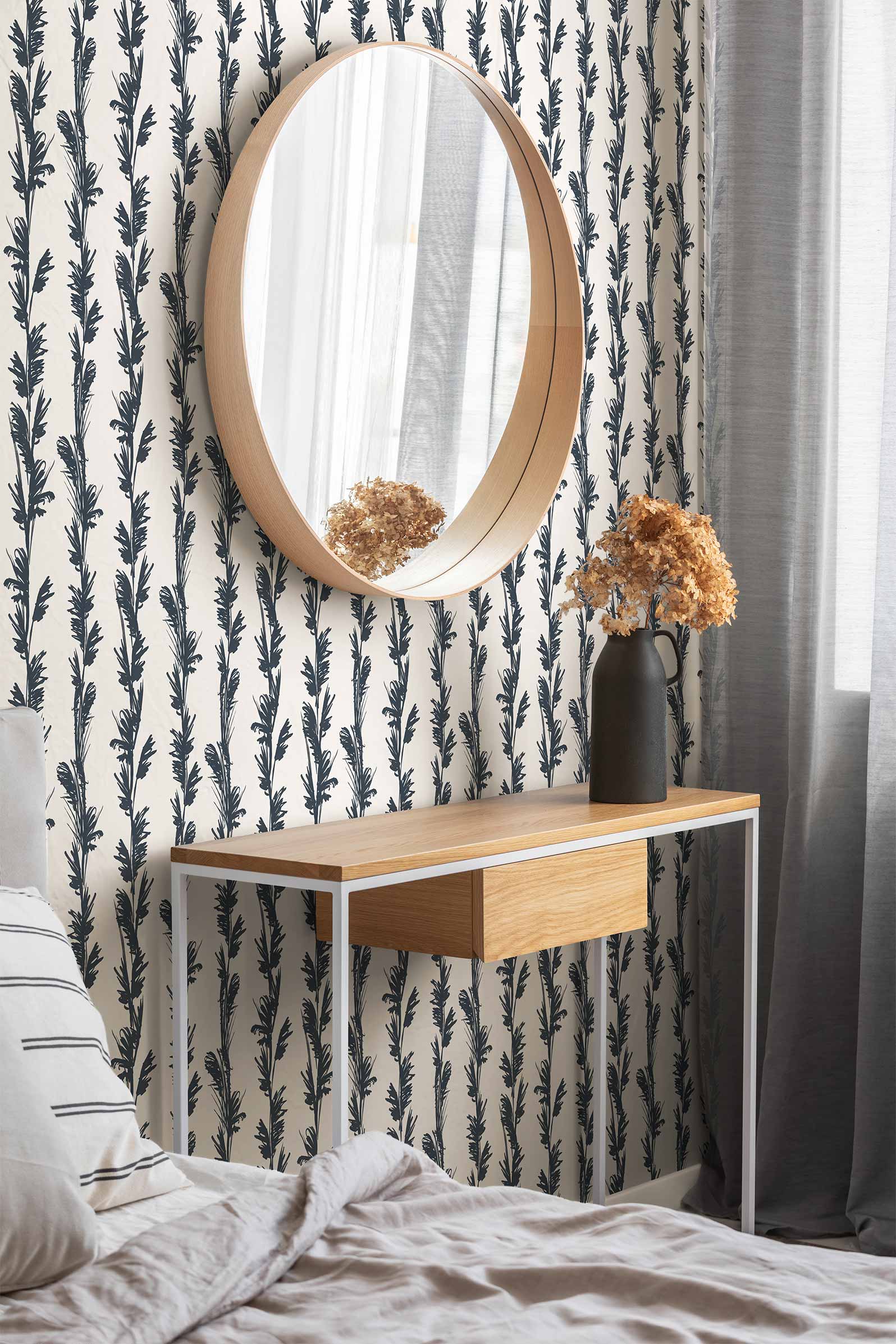 Papier peint végétal - Yvette - Blanc & Gris anthracite - dans une chambre derrière une console