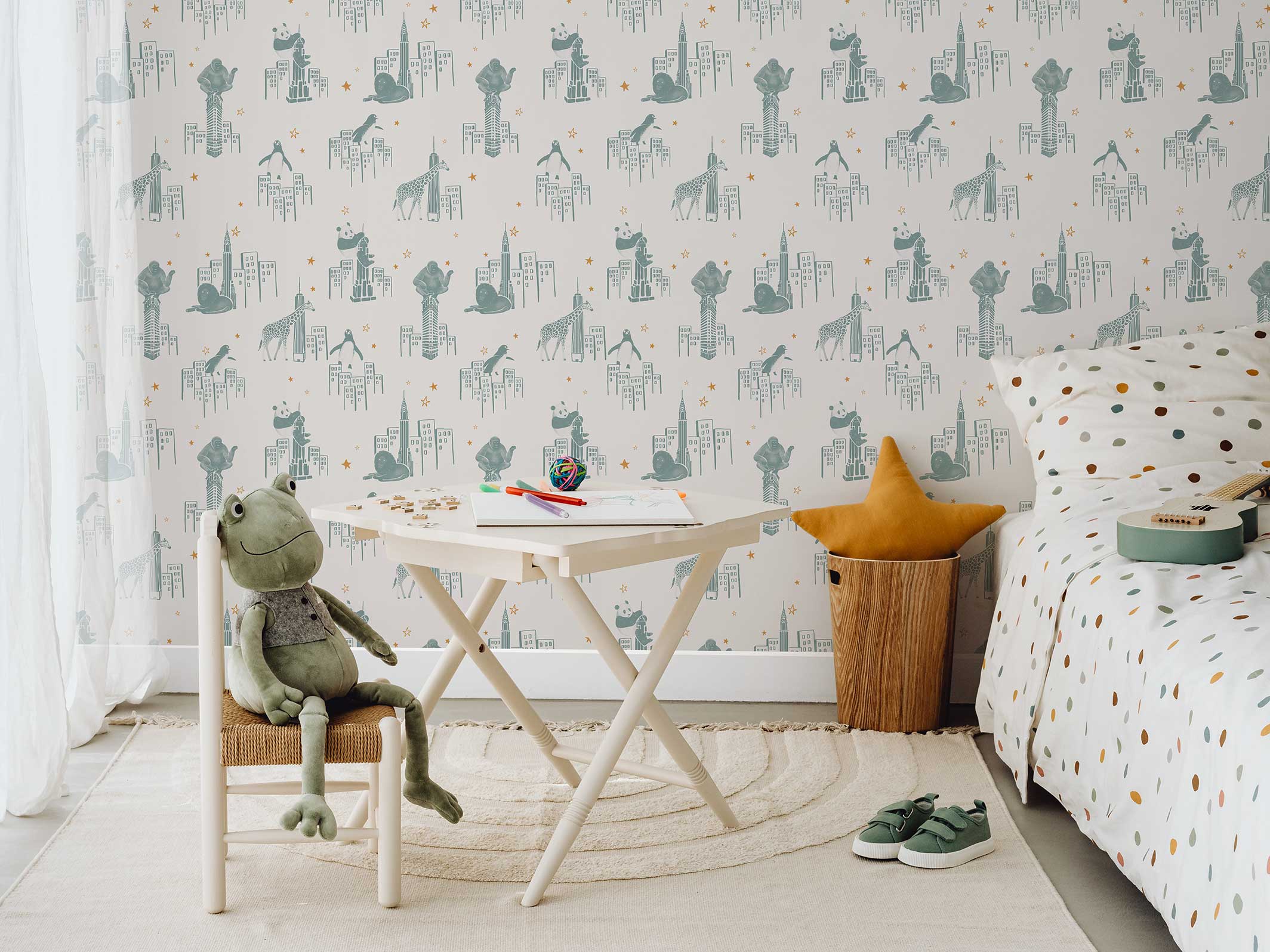 Papier peint enfant - Zoo of New York - Beige cendré & Vert lichen - dans une chambre d'enfants aux teintes douces