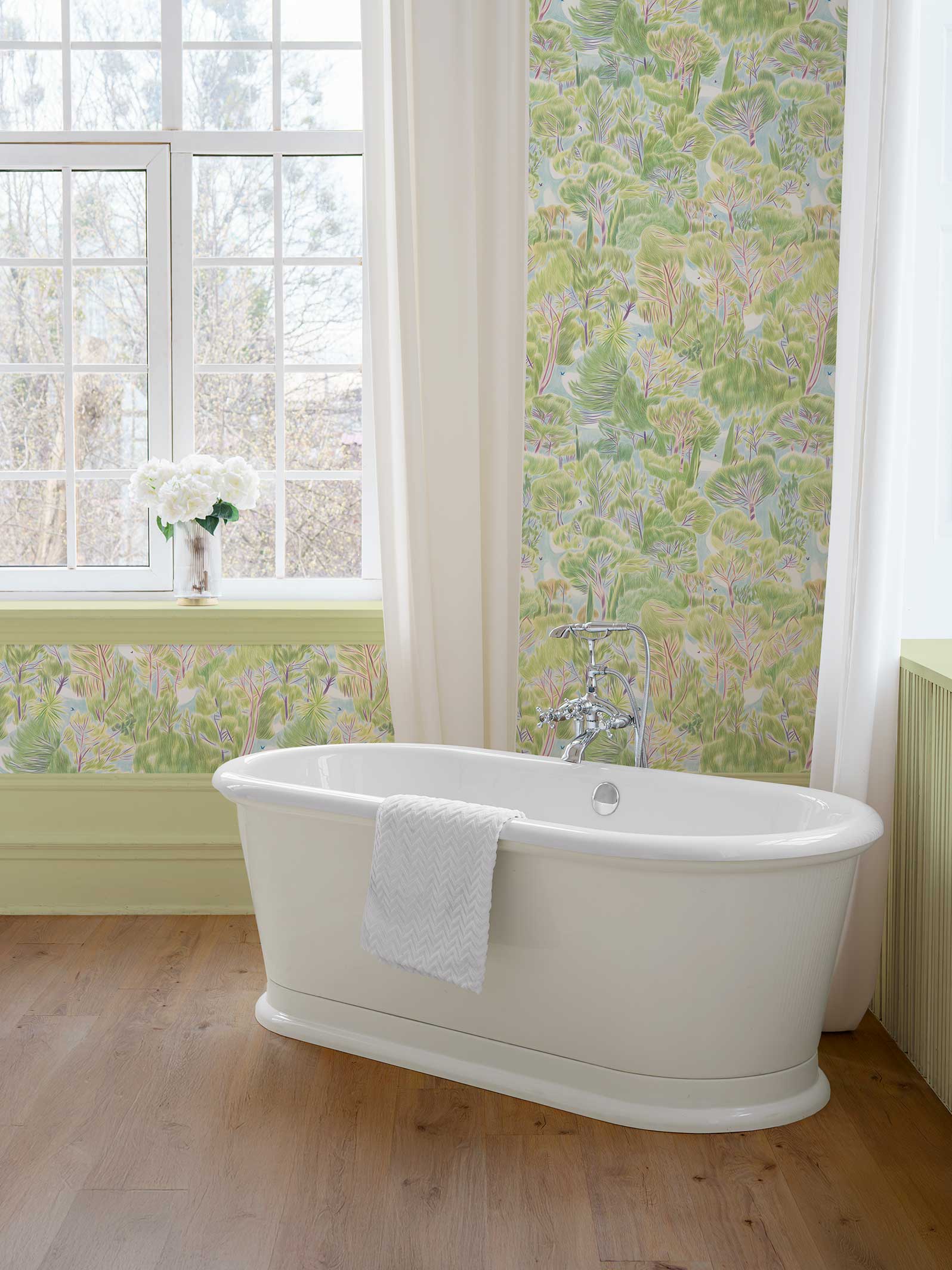 Papier peint végétal - Canopée - Vert anis & Bleu azur, dans une salle-de-bain