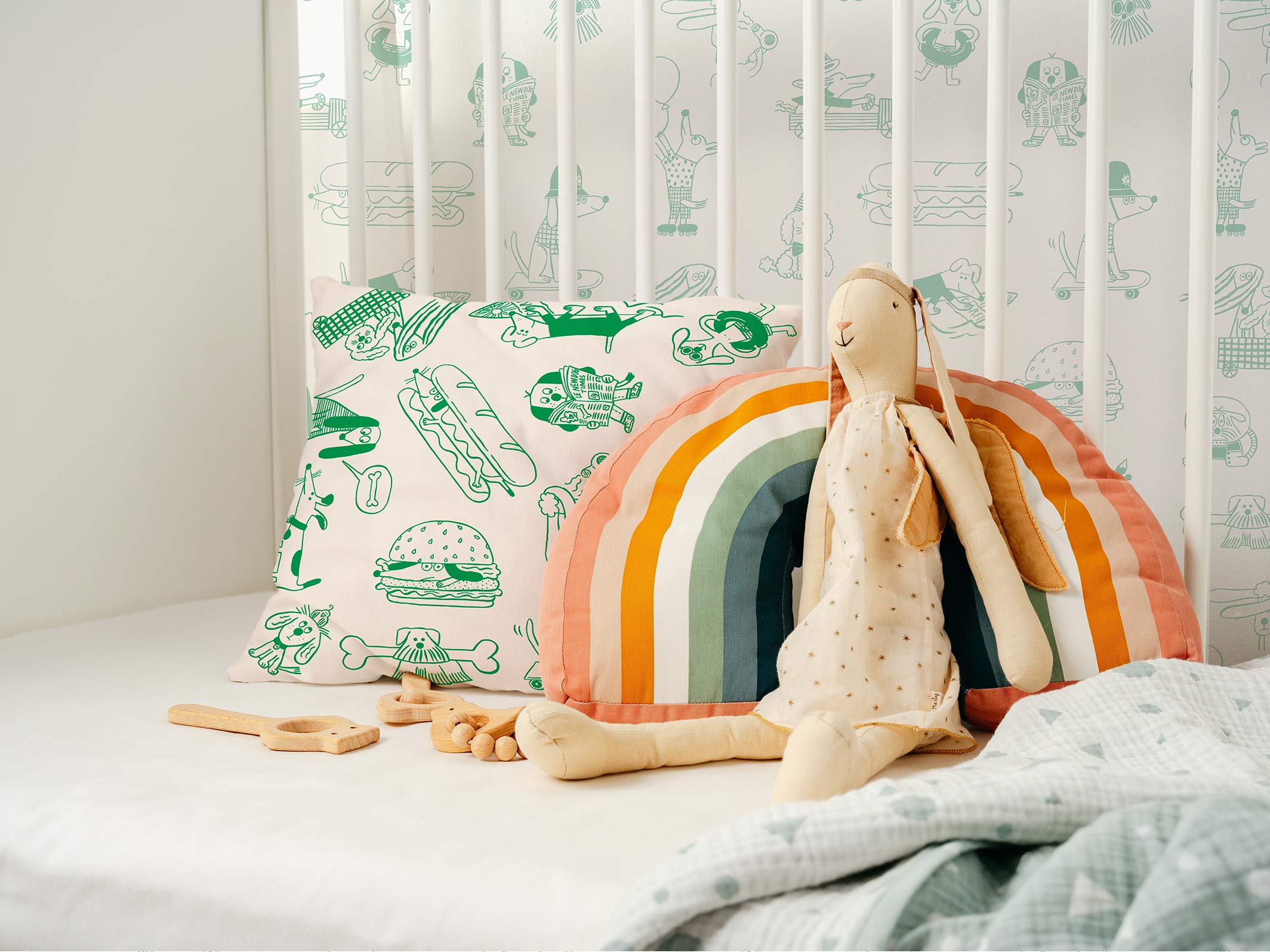Coussin en coton Woof - Beige et Vert - en décoration dans un lit pour enfant.