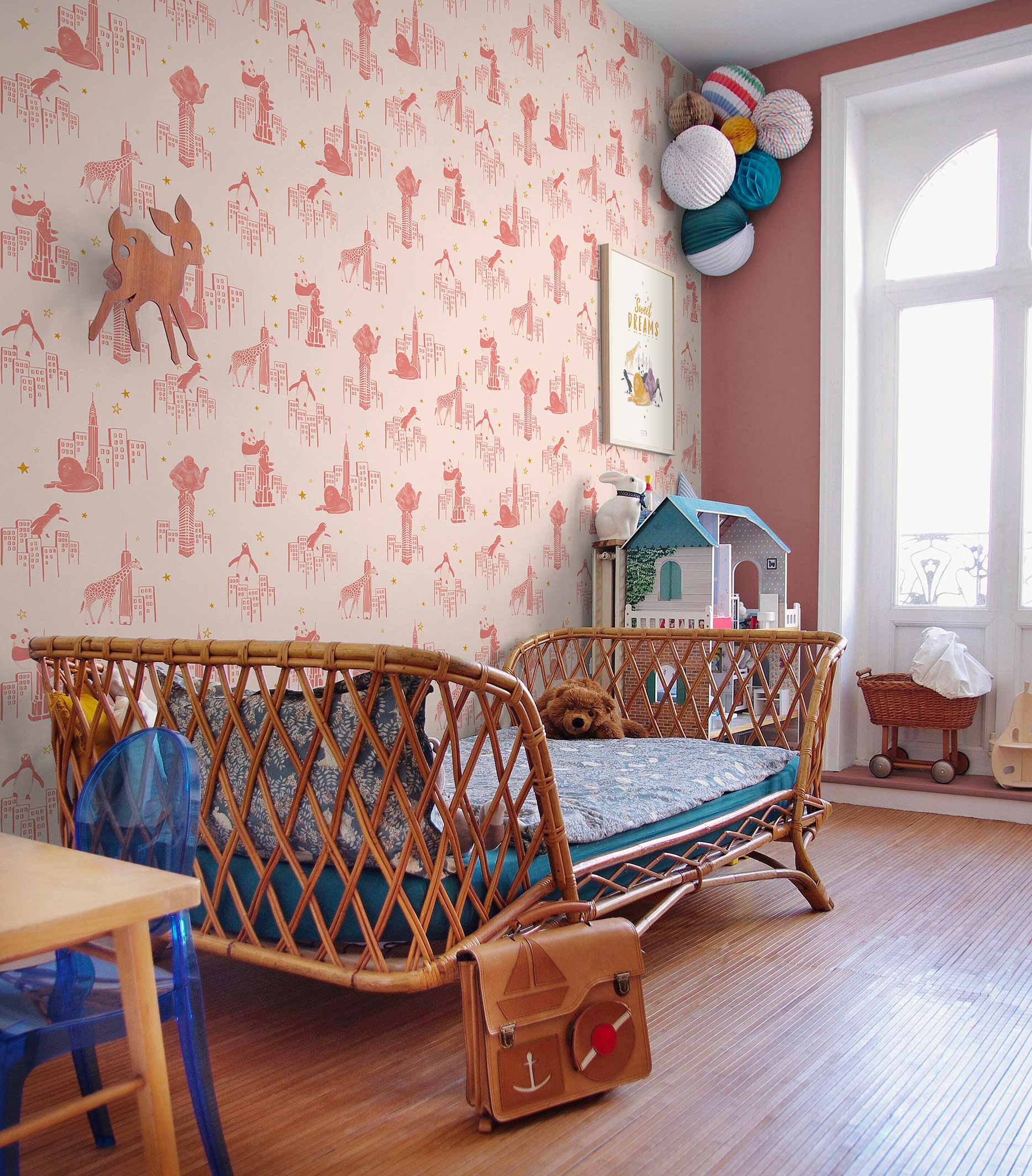 Papier peint enfant - Zoo of New York - Beige rosé & Rose velours - dans une chambre d'enfants à l'ambiance vintage