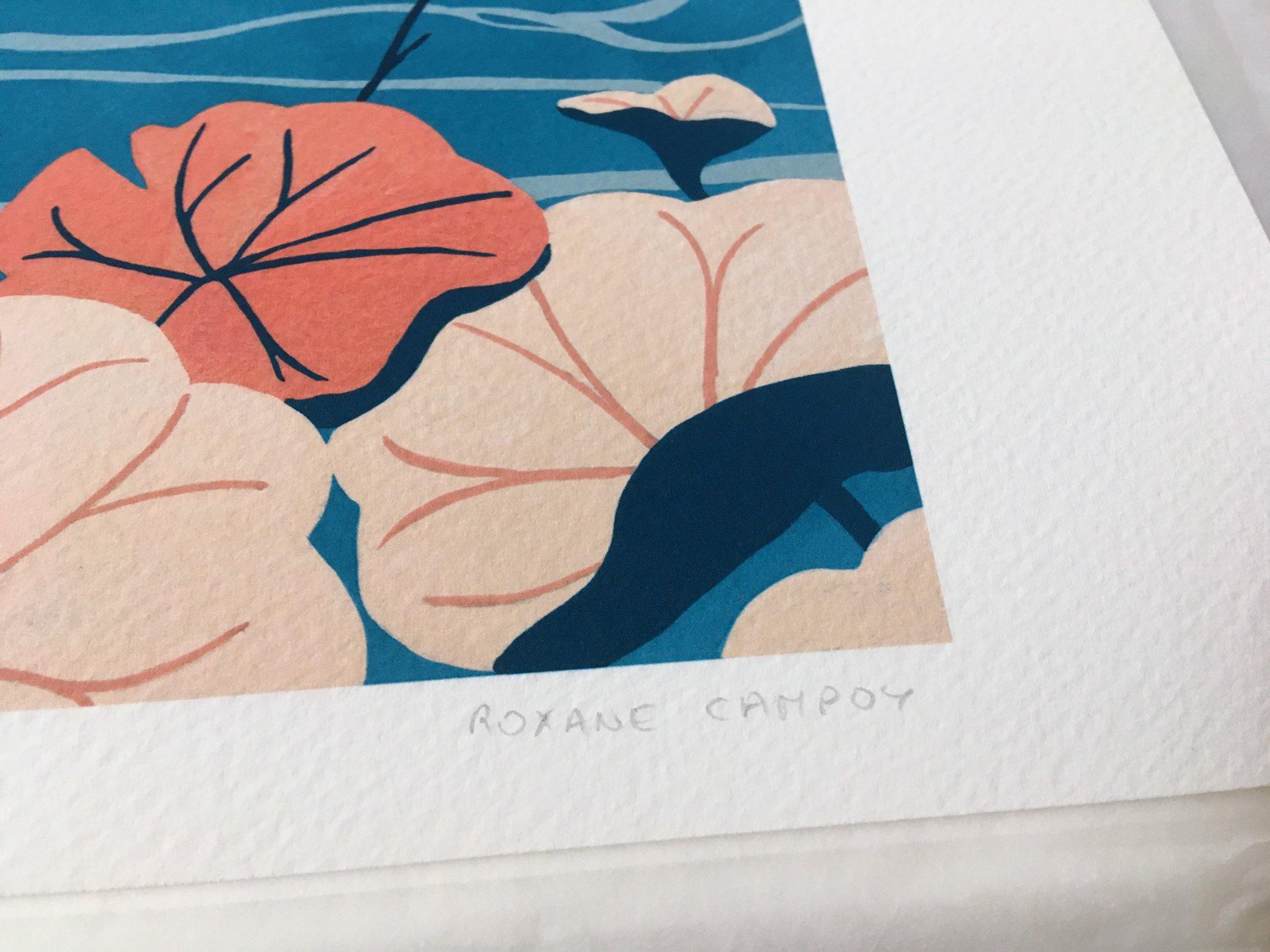 Photographie zoom sur la signature du tirage d'art de l'affiche colorée bleu et corail, dessinée par Roxane Campoy illustrant des grues japonaises.