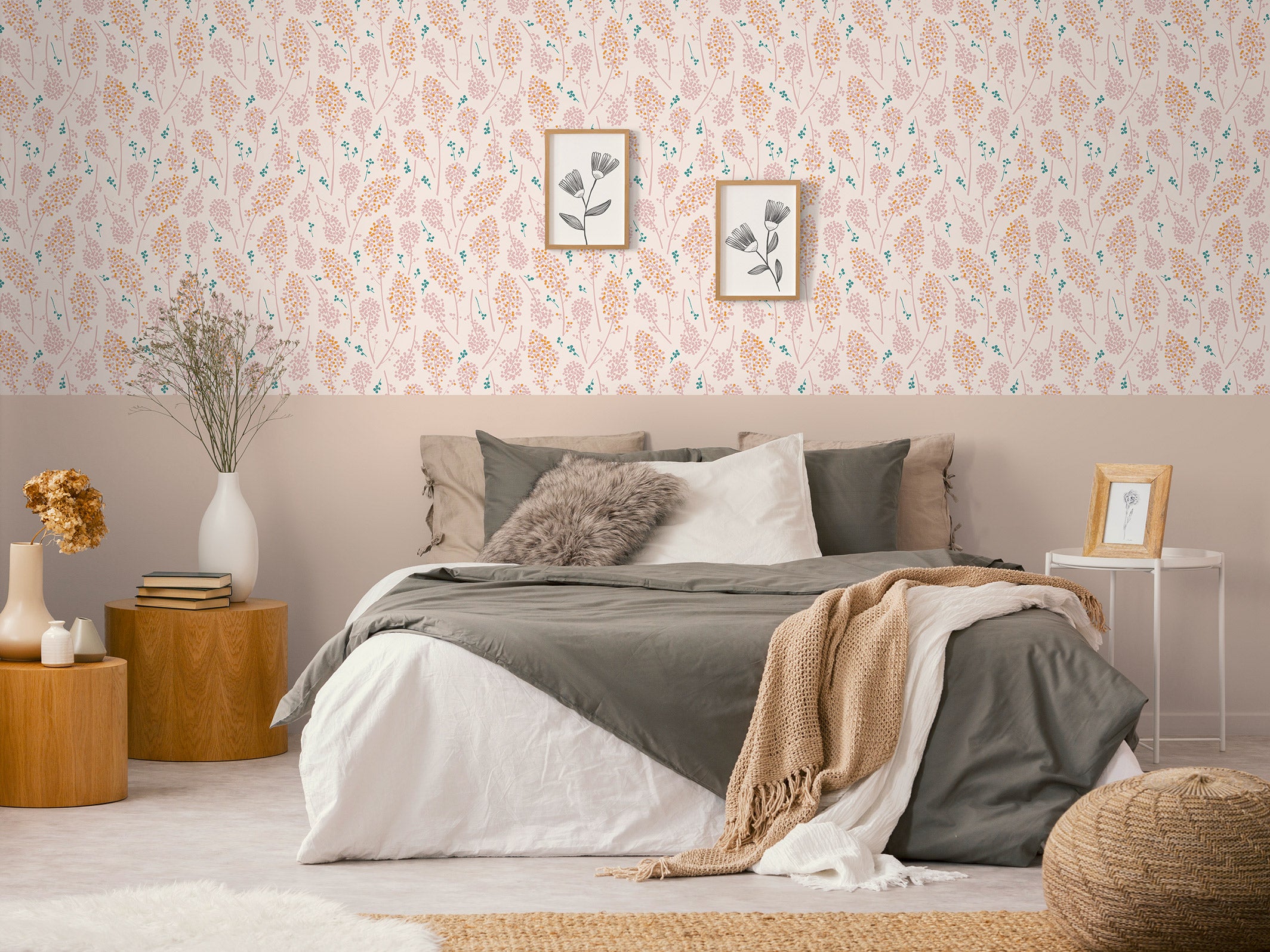 Papier peint Suzie, Beige rosé & Rose dragée, dans une chambre avec un soubassement