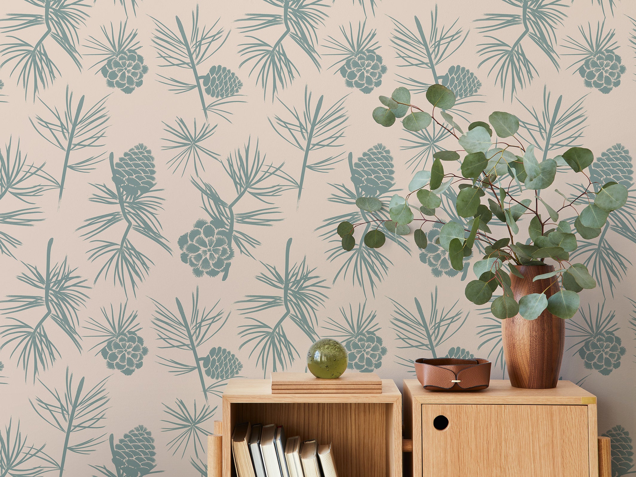 Papier peint Simone - Beige rosé & Vert lichen avec une commode en bois clair