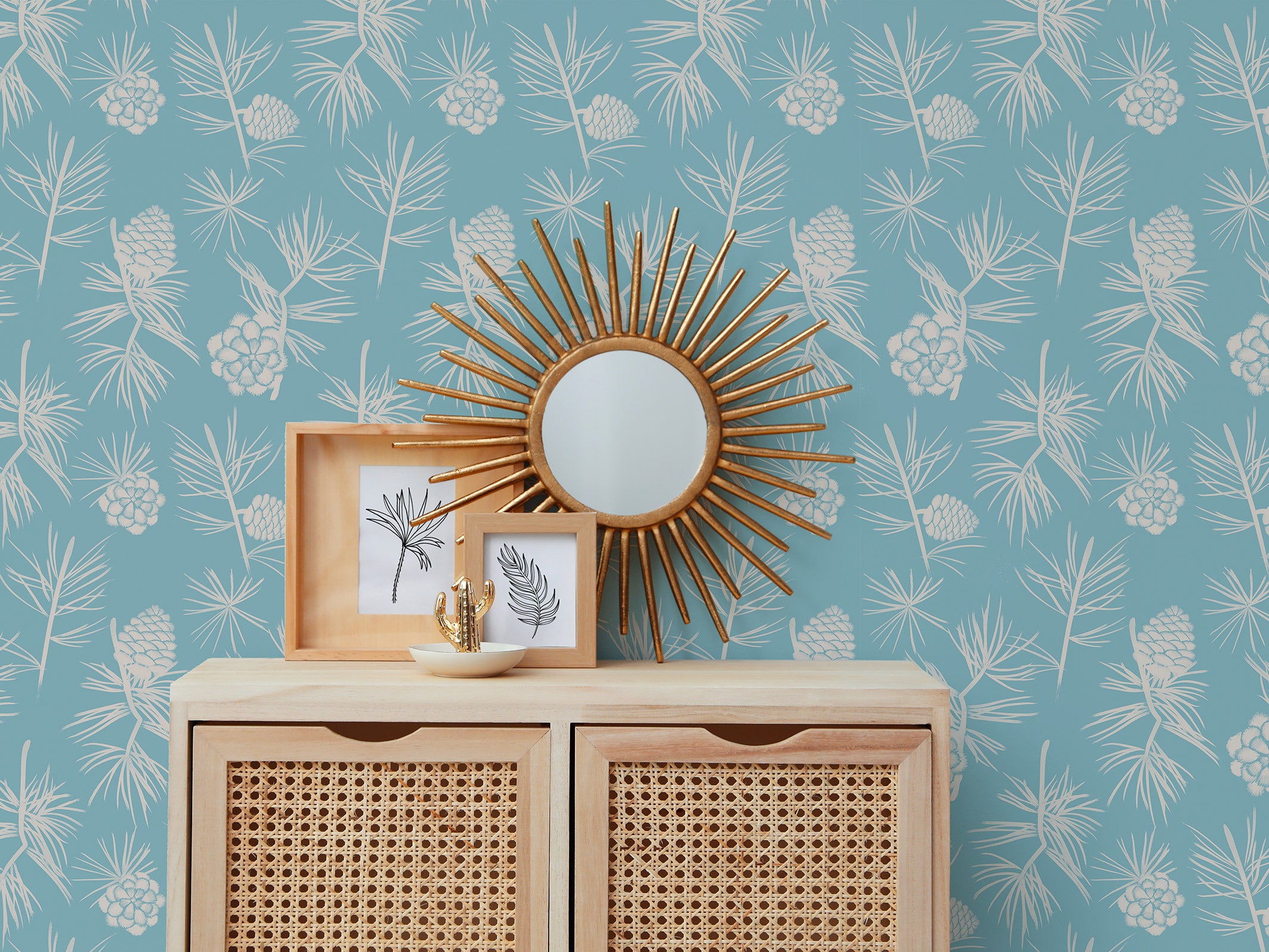 Papier peint Simone - Bleu fumé & Sable chaud avec une commode en cannage