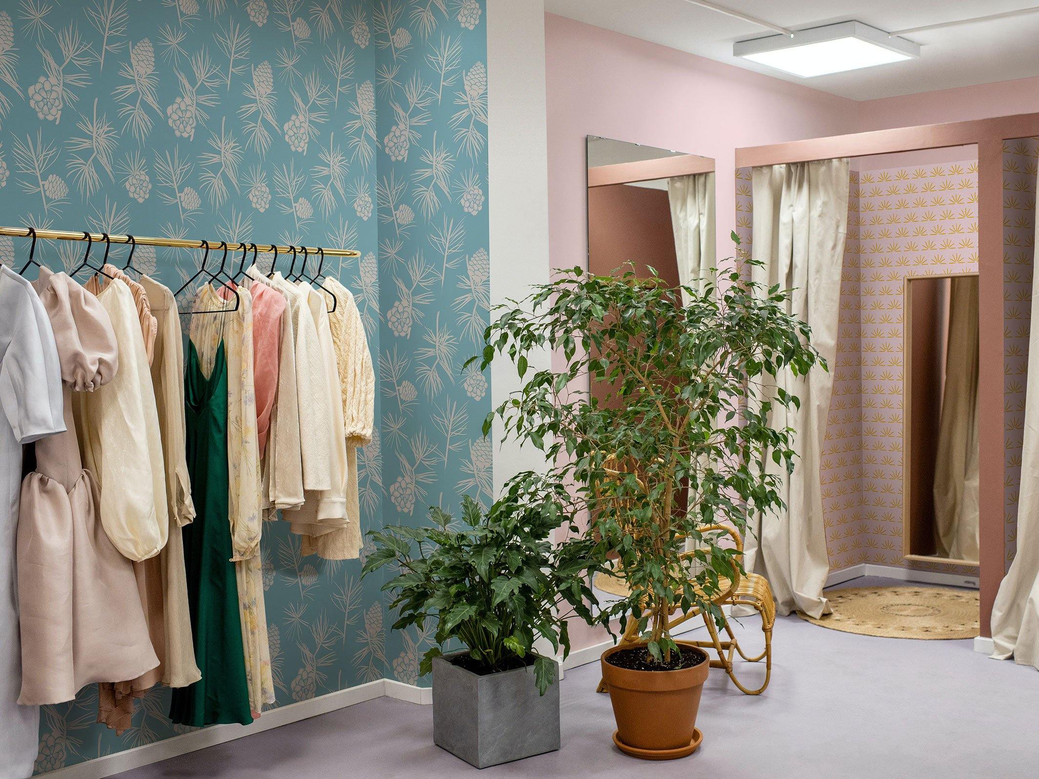 Papier peint Simone - Bleu fumé & Sable chaud dans une boutique