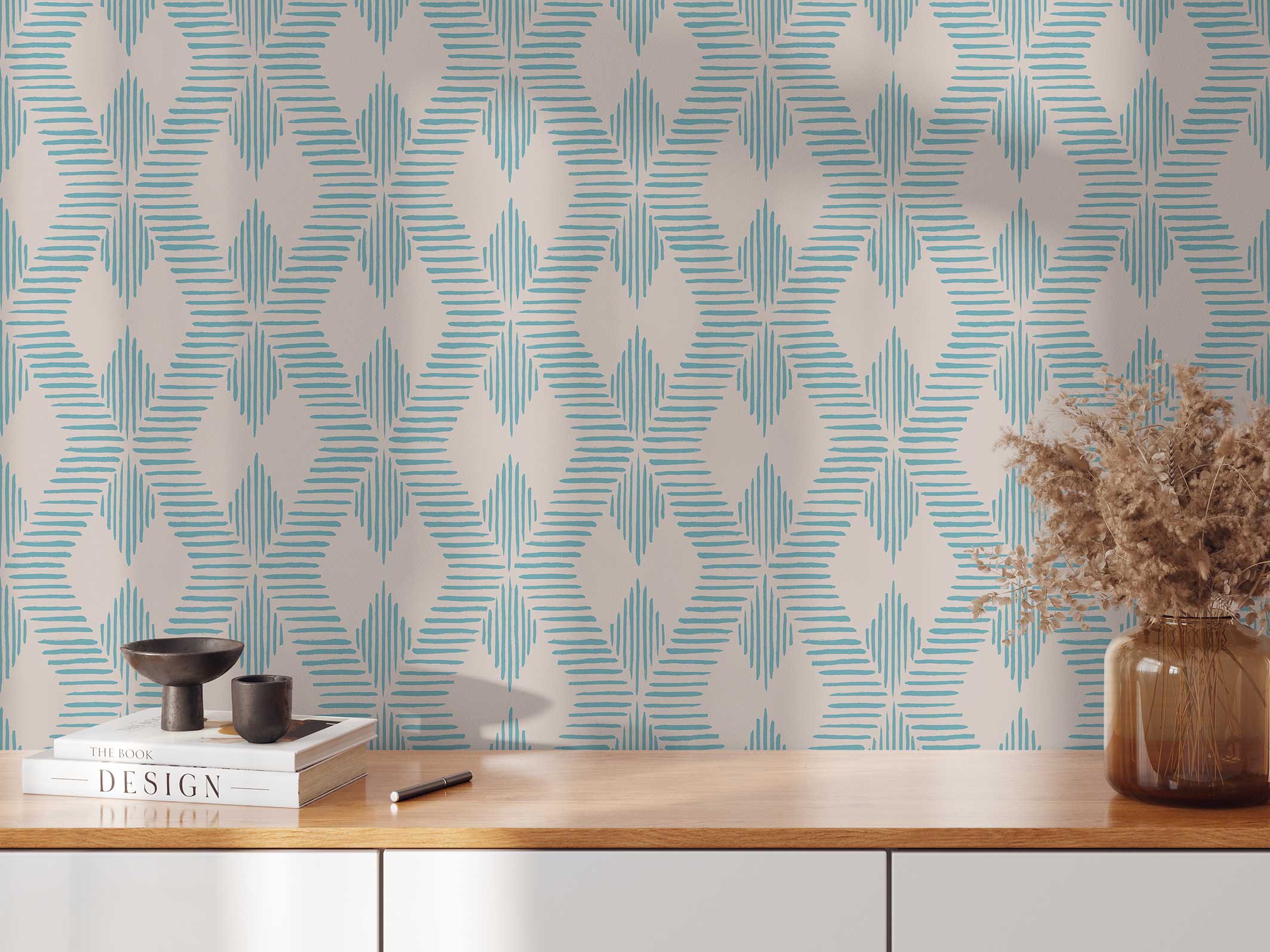 Andrée - Sable et Bleu fumé, derrière une commode au design contemporain