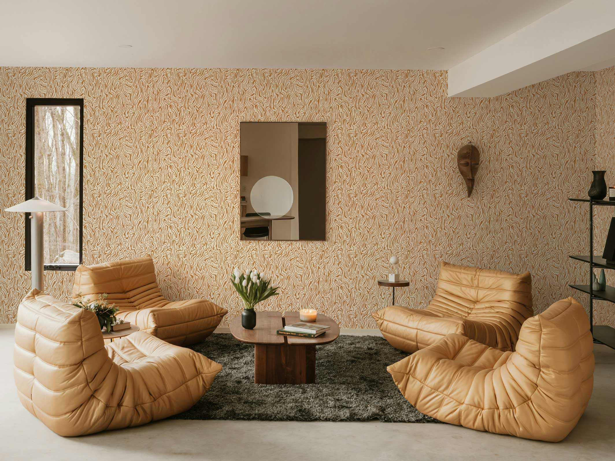 Papier peint Bois précieux - Ivoire & Ocre jaune - dans un salon design avec des fauteuils Togo