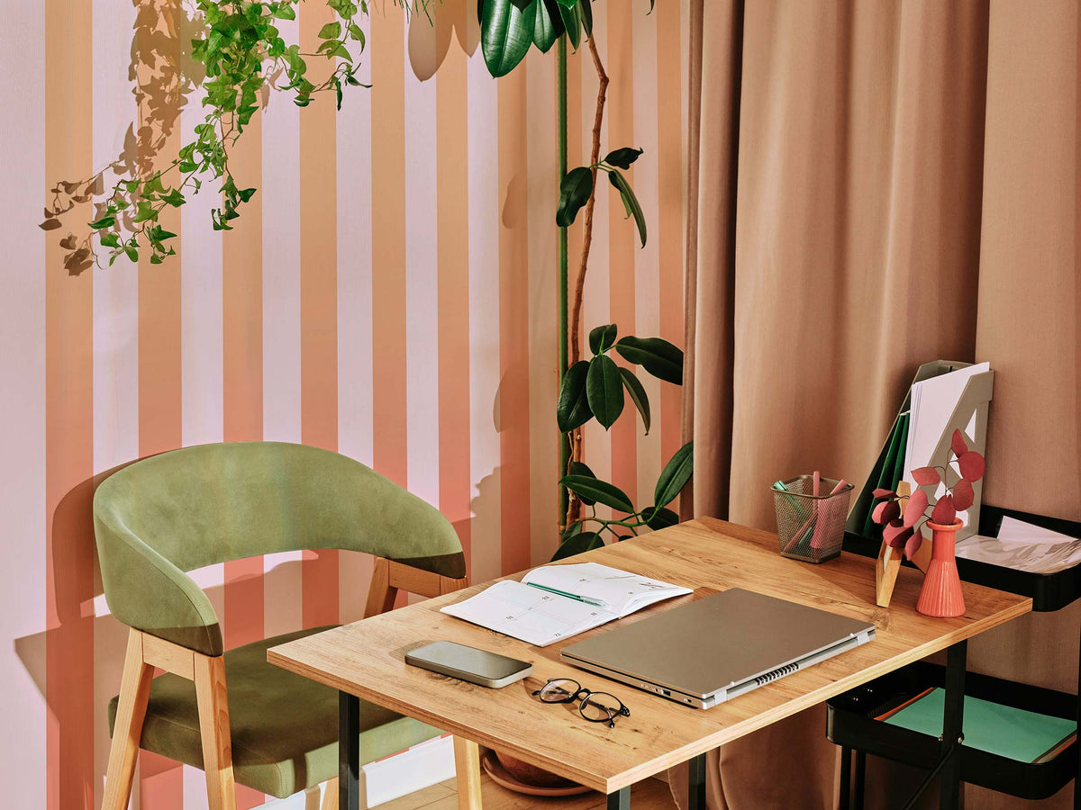 Papier peint à rayures dégradé rose - Eliott - pour créer un espace bureau cosy et coloré.