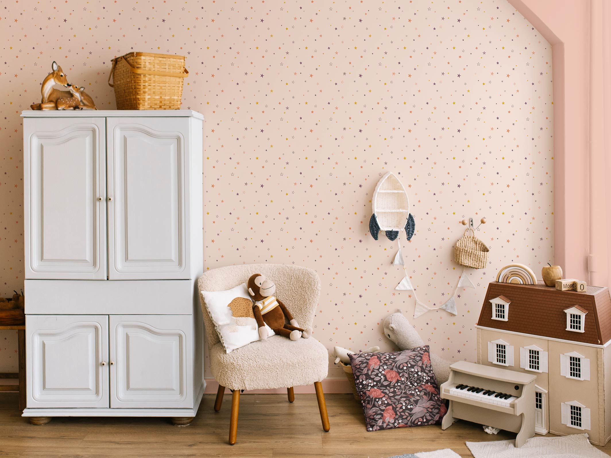 Papier peint pour enfants - Little Stars - Beige rosé & Bois de braise - dans une chambre de petite fille au style vintage