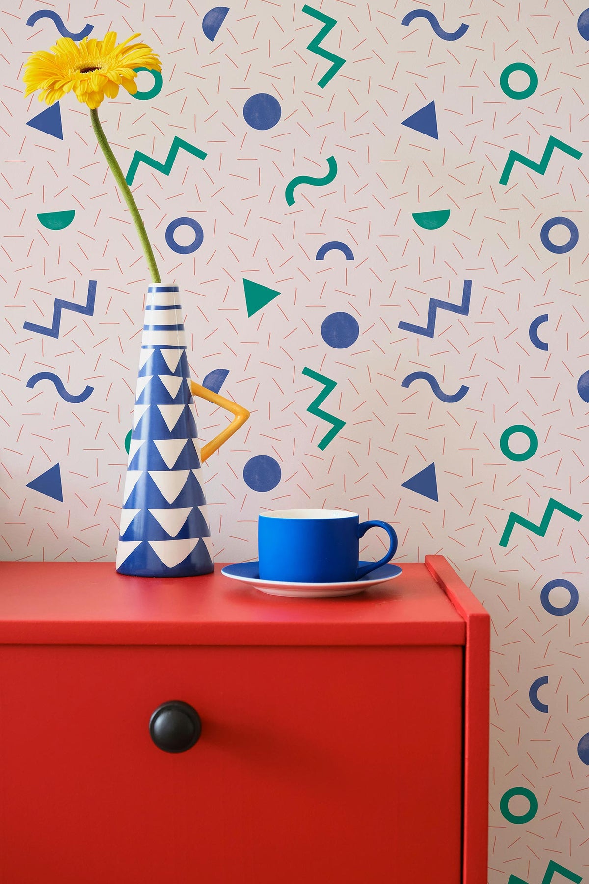 Papier peint graphique - Mila - Bleu, vert, corail - dans un intérieur au style contemporain et coloré