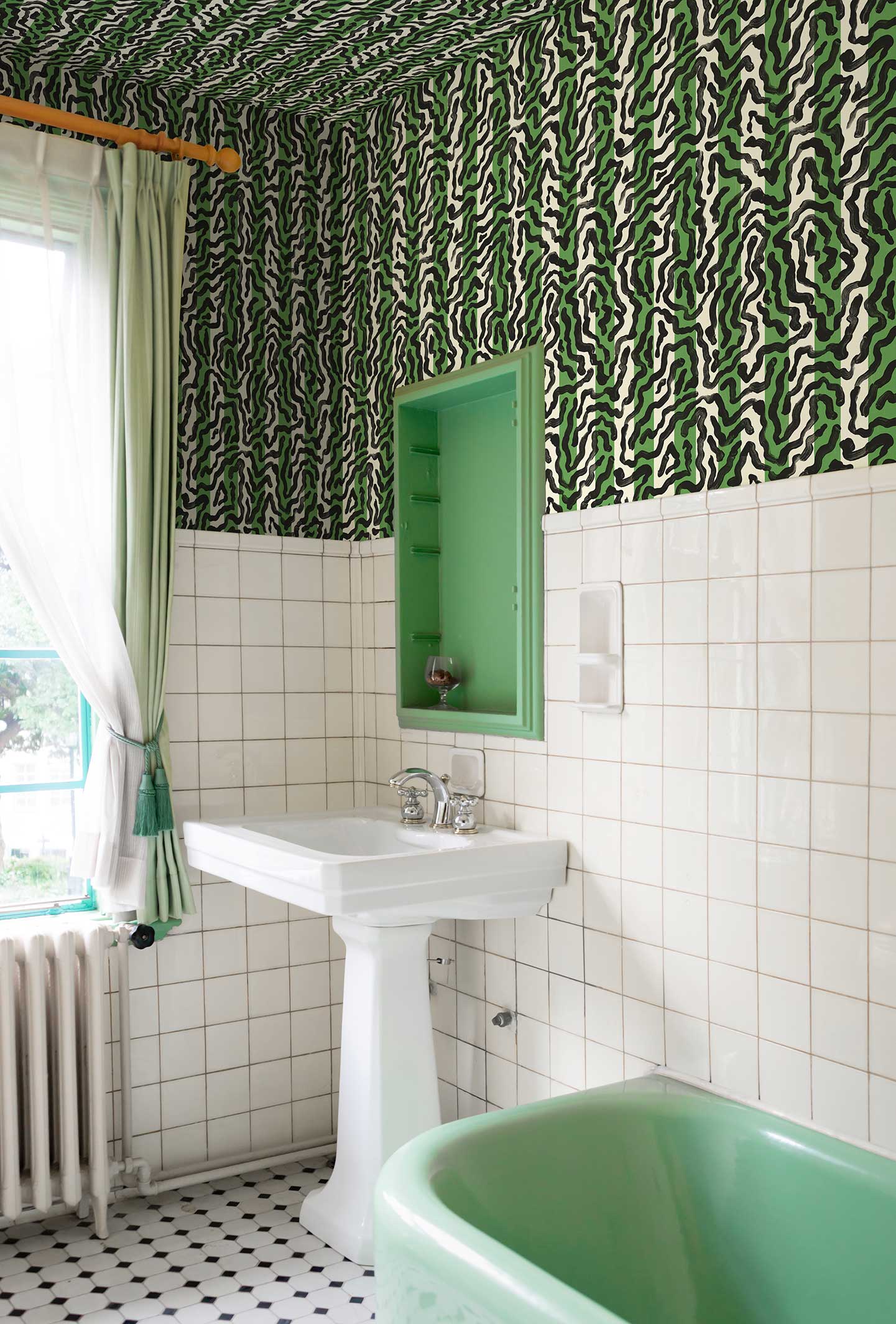 papier peint Milano Pop - Vert et noir, au mur et au plafond, dans une salle-de-bain ancienne, esprit vintage