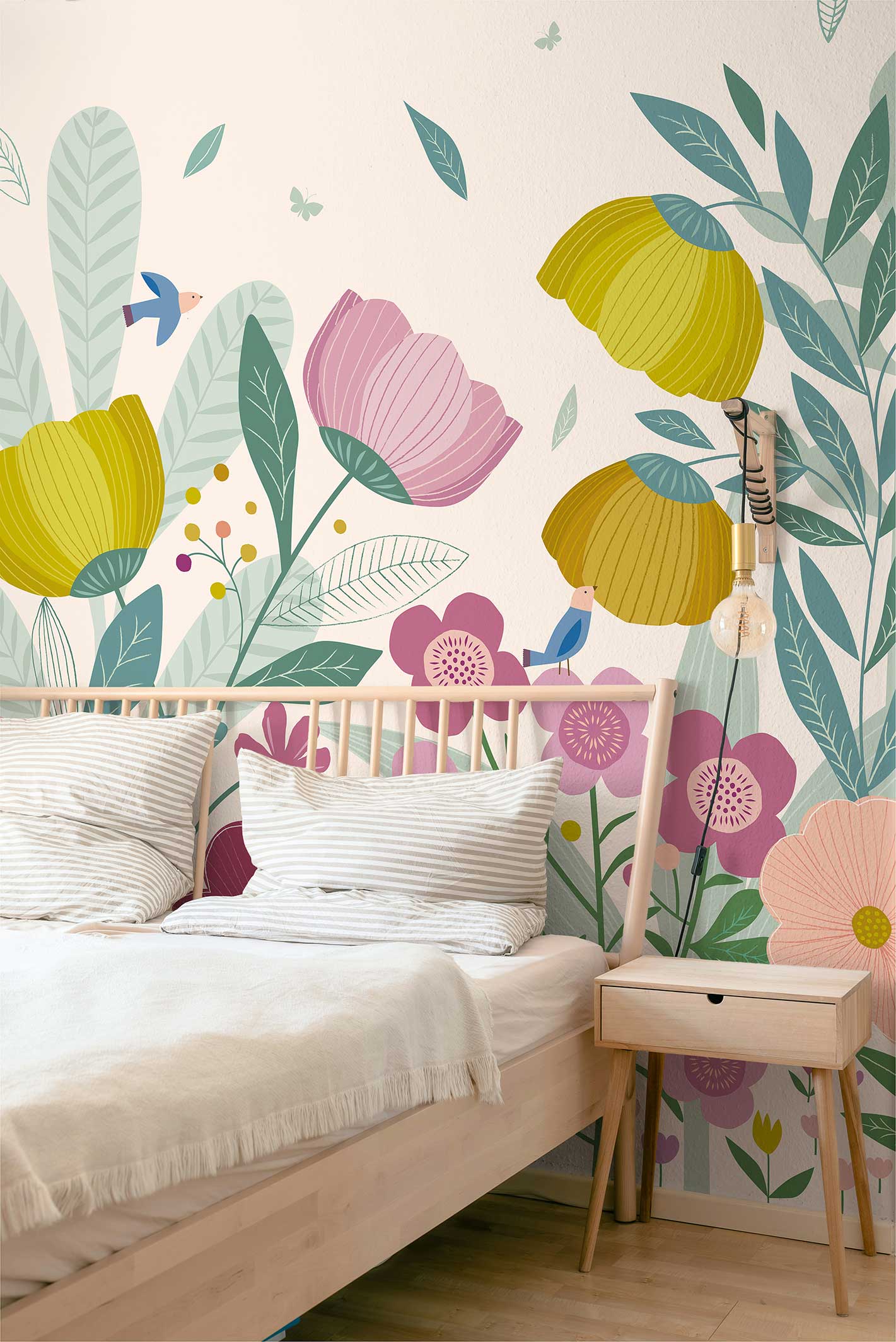 Décor Promenade champêtre - écru et rose, en tête-de-lit dans une chambre aux teintes naturelles