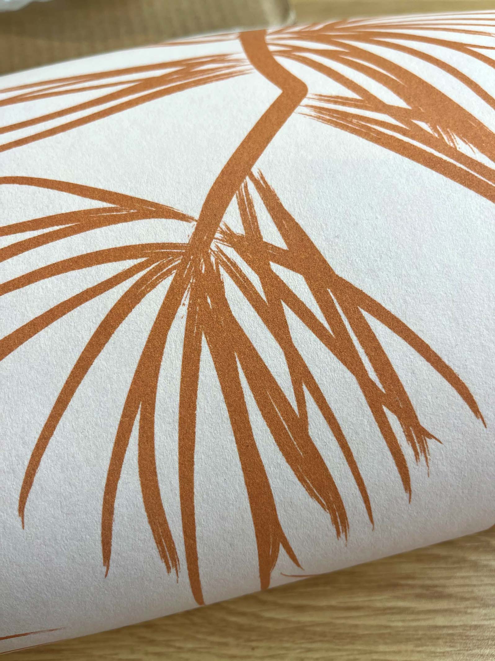 Papier peint floral - Simone - Beige rosé & Ocre doré - photo du rouleau en stock