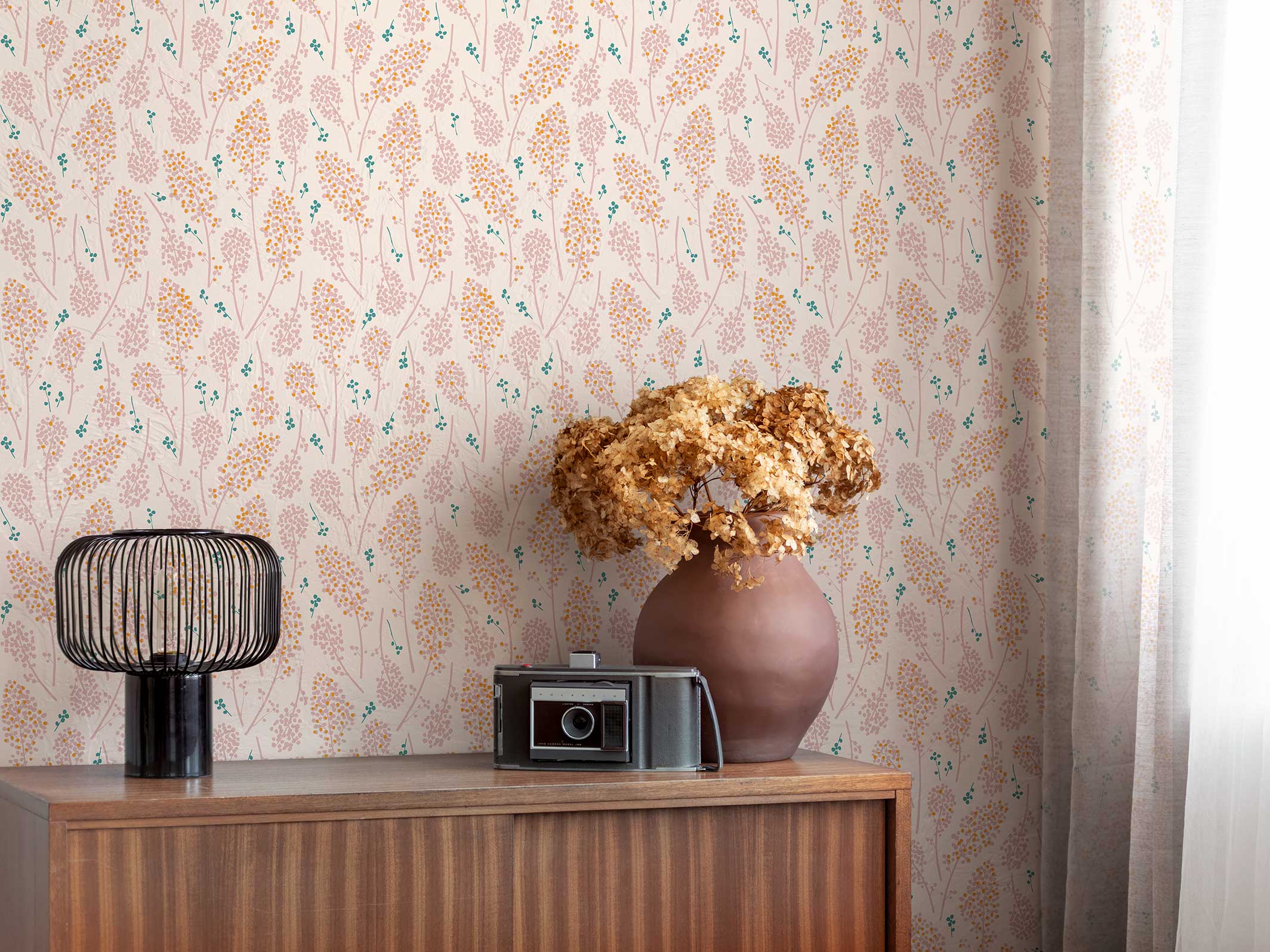 Papier peint Suzie, Beige rosé & Rose dragée, avec une commode en teck