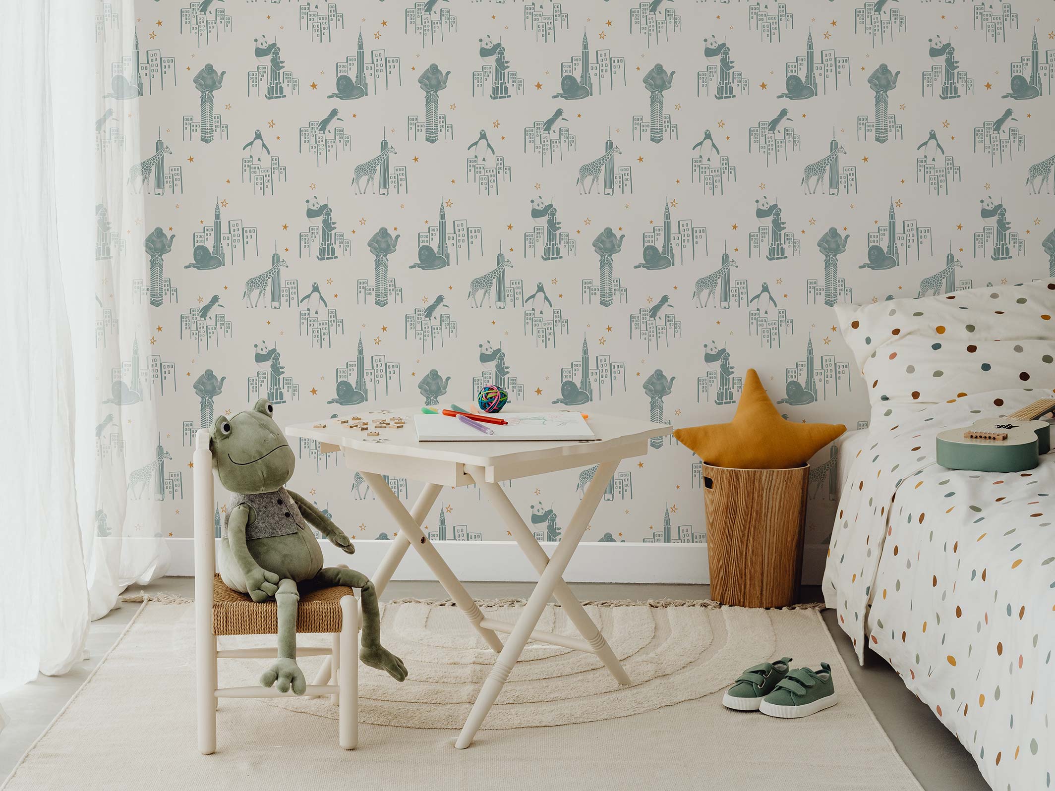 Papier peint enfant - Zoo of New York - Beige cendré & Vert lichen - dans une chambre d'enfants aux teintes douces