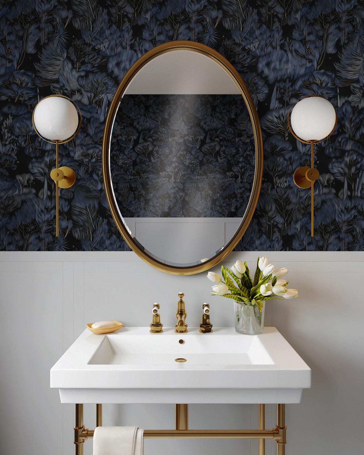 Papier peint végétal - Canopée - Bleu nuit & Noir carbone, au-dessus d'une crédence dans une salle-de-bain