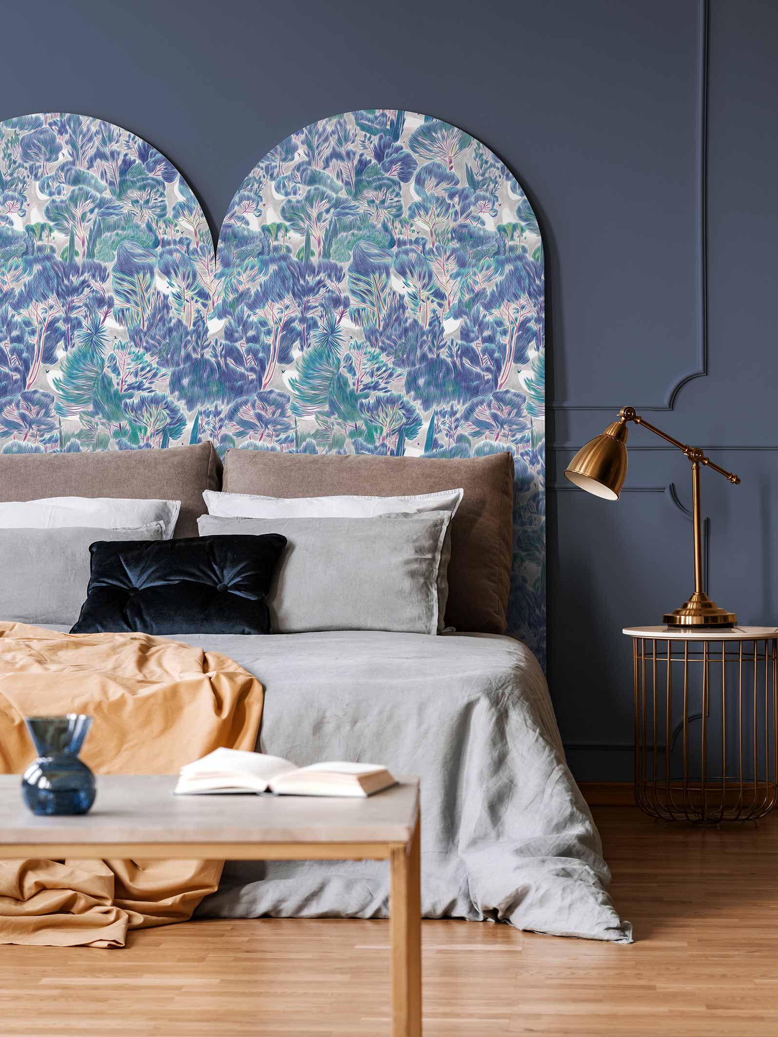 Papier peint végétal - Canopée - Bleu persan & Gris perle, en tête-de-lit dans une chambre