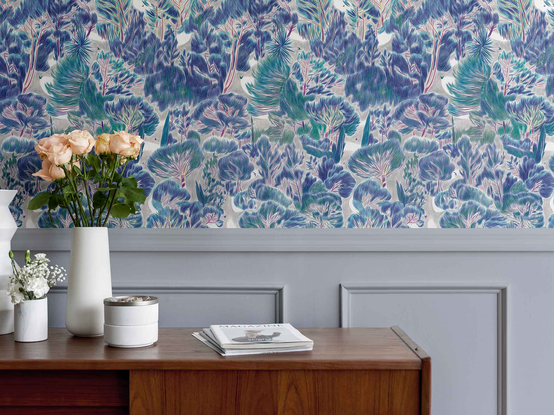 Papier peint végétal - Canopée - Bleu persan & Gris perle, au-dessus d'un soubassement dans un salon