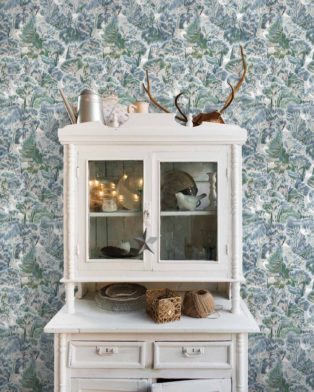 Papier peint végétal - Canopée - Vert sapin & Gris bleu, derrière un buffet de campagne