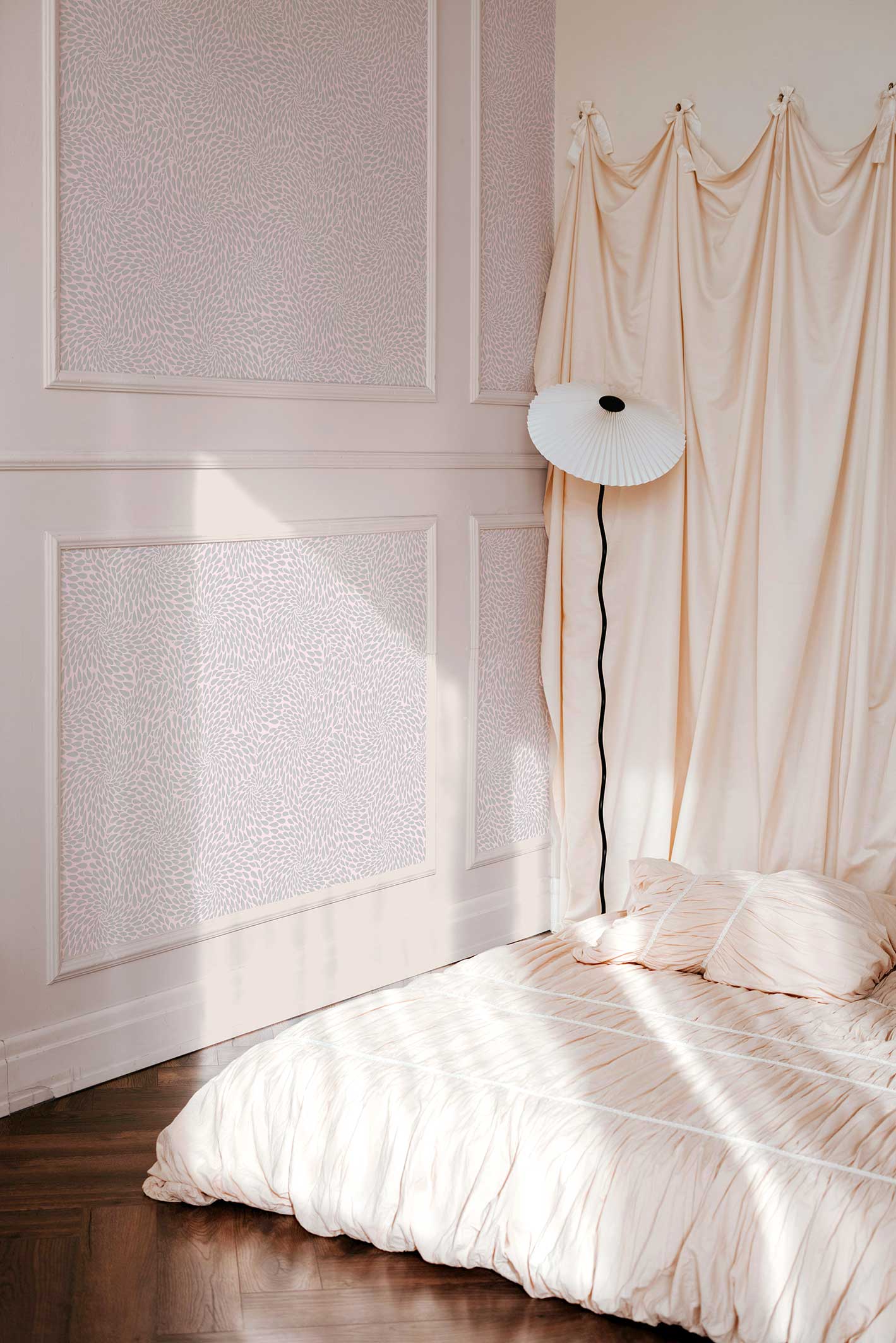 Papier peint Colette - Rose poudré & Gris perle dans une chambre avec des moulures