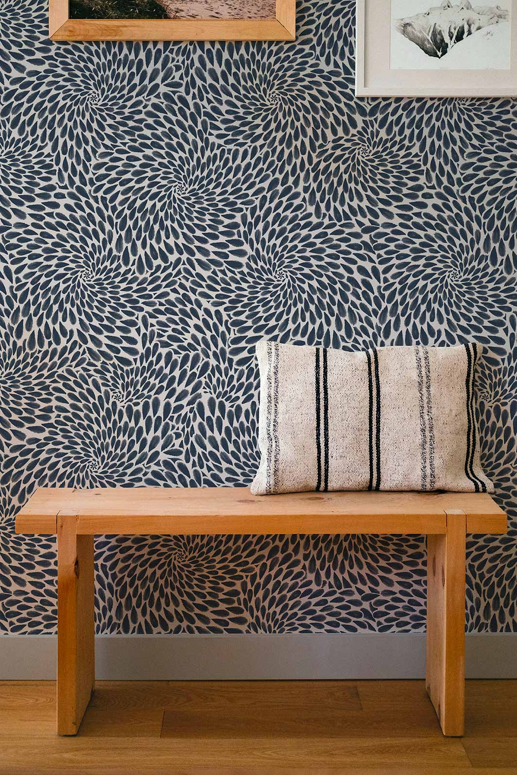Papier peint floral - Colette - Sable chaud & Gris anthracite dans une entrée