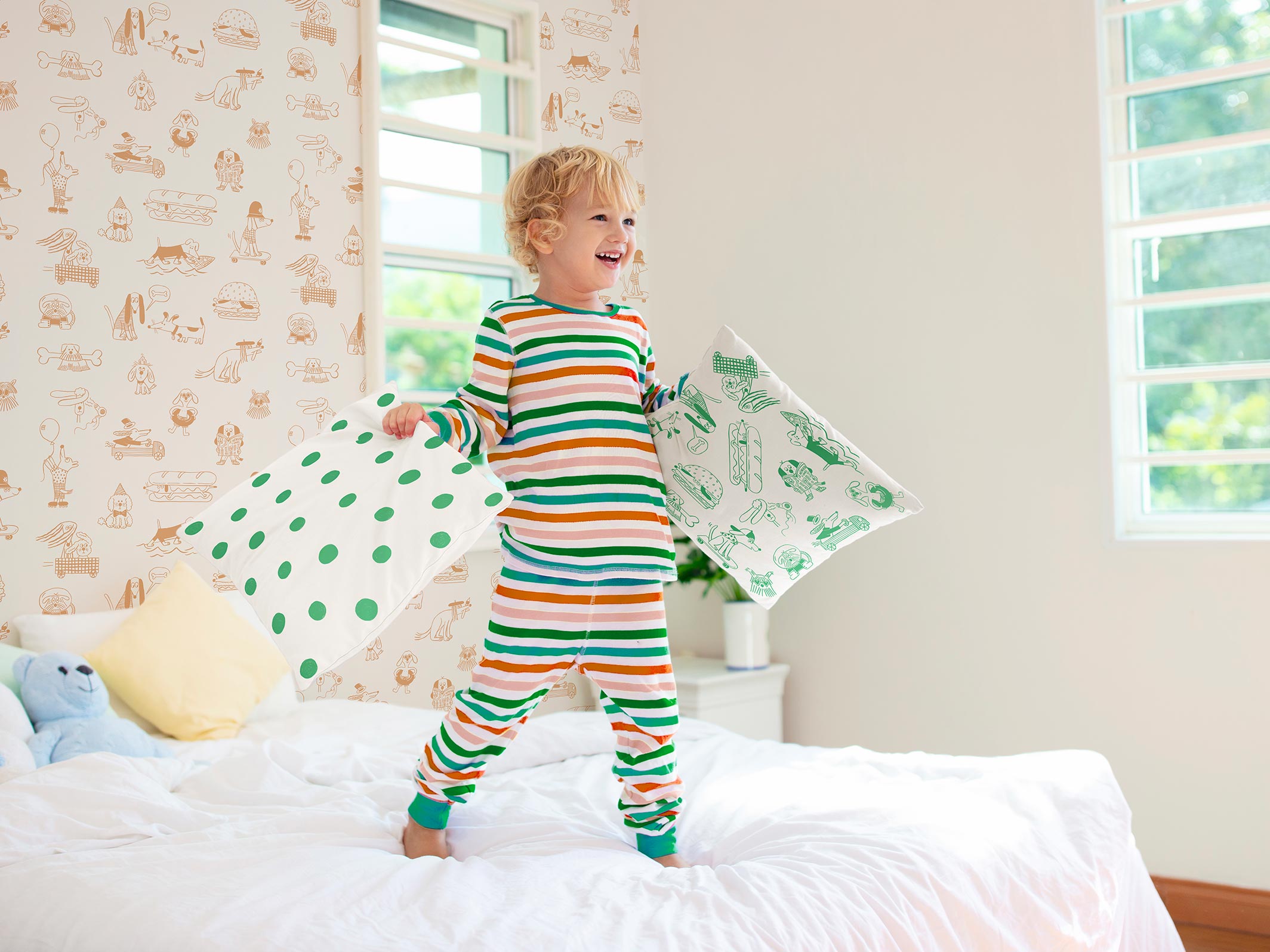 Papier peint pour enfants Woof - Beige et Jaune - dans une chambre d'enfants avec 2 coussins Woof vert