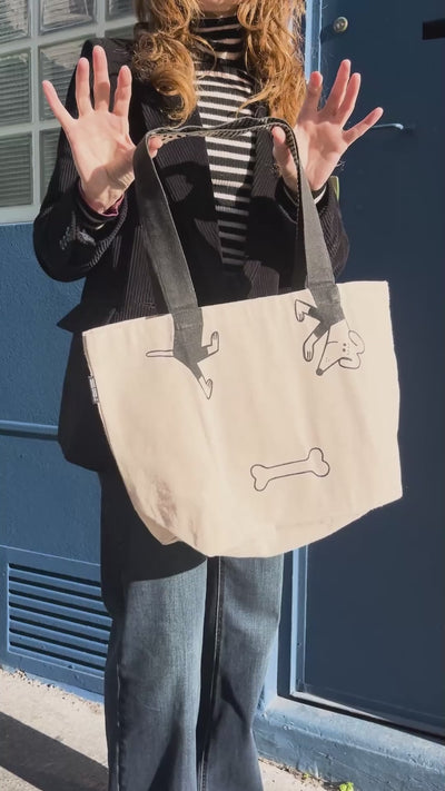 Notre cabas en coton avec les petits chiens rigolos dessinés par Marion Piffaretti, peut se porter tous les jours !