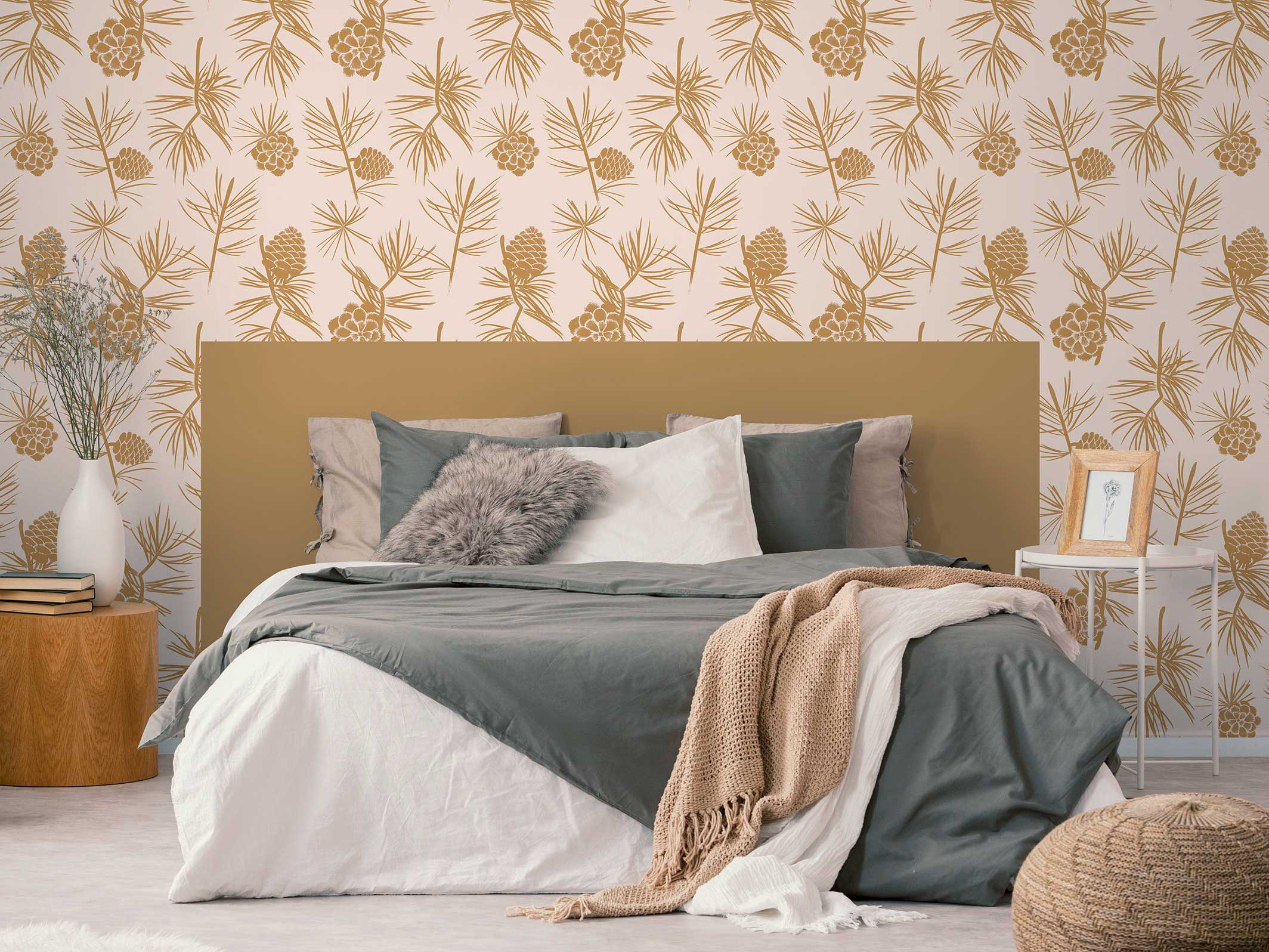 Papier peint floral - Simone - Beige rosé & Ocre doré en tête de lit
