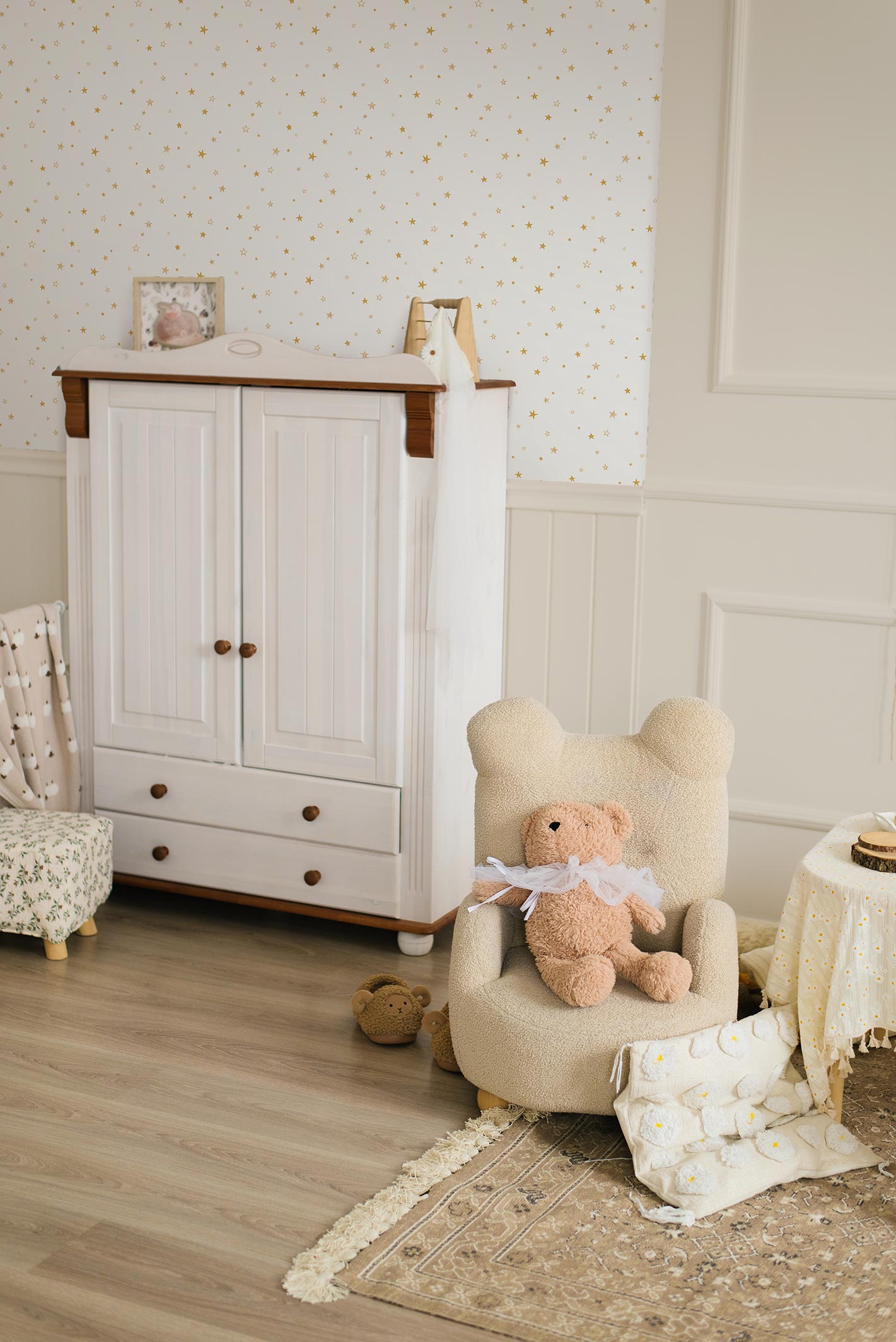 Little stars - White & Gold - Maison BONAMI - dans une chambre pour bébé aux teintes naturelles et mobilier en bois