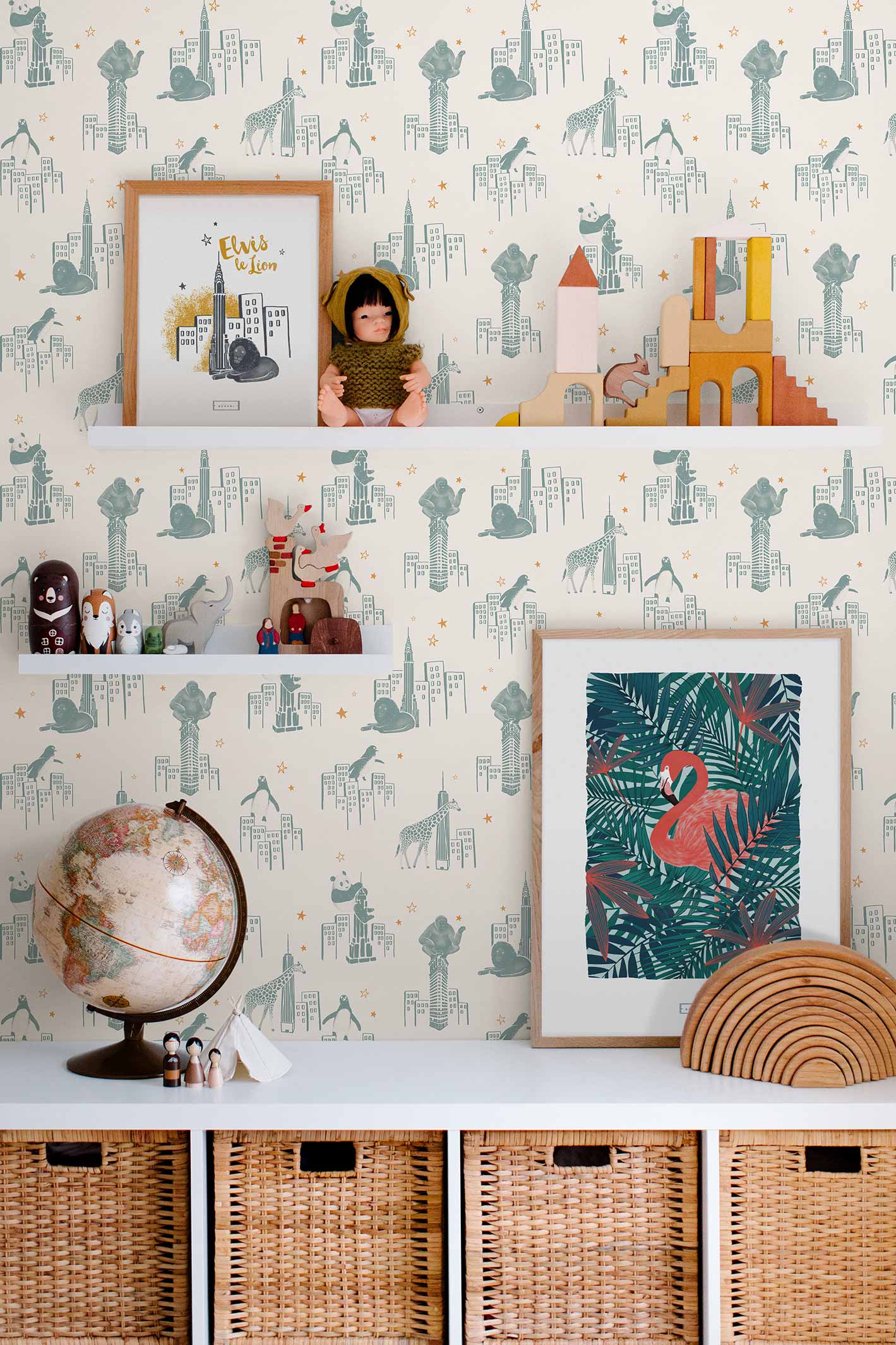 Papier peint enfant - Zoo of New York - Beige cendré & Vert lichen - dans une chambre d'enfants à l'ambiance vintage