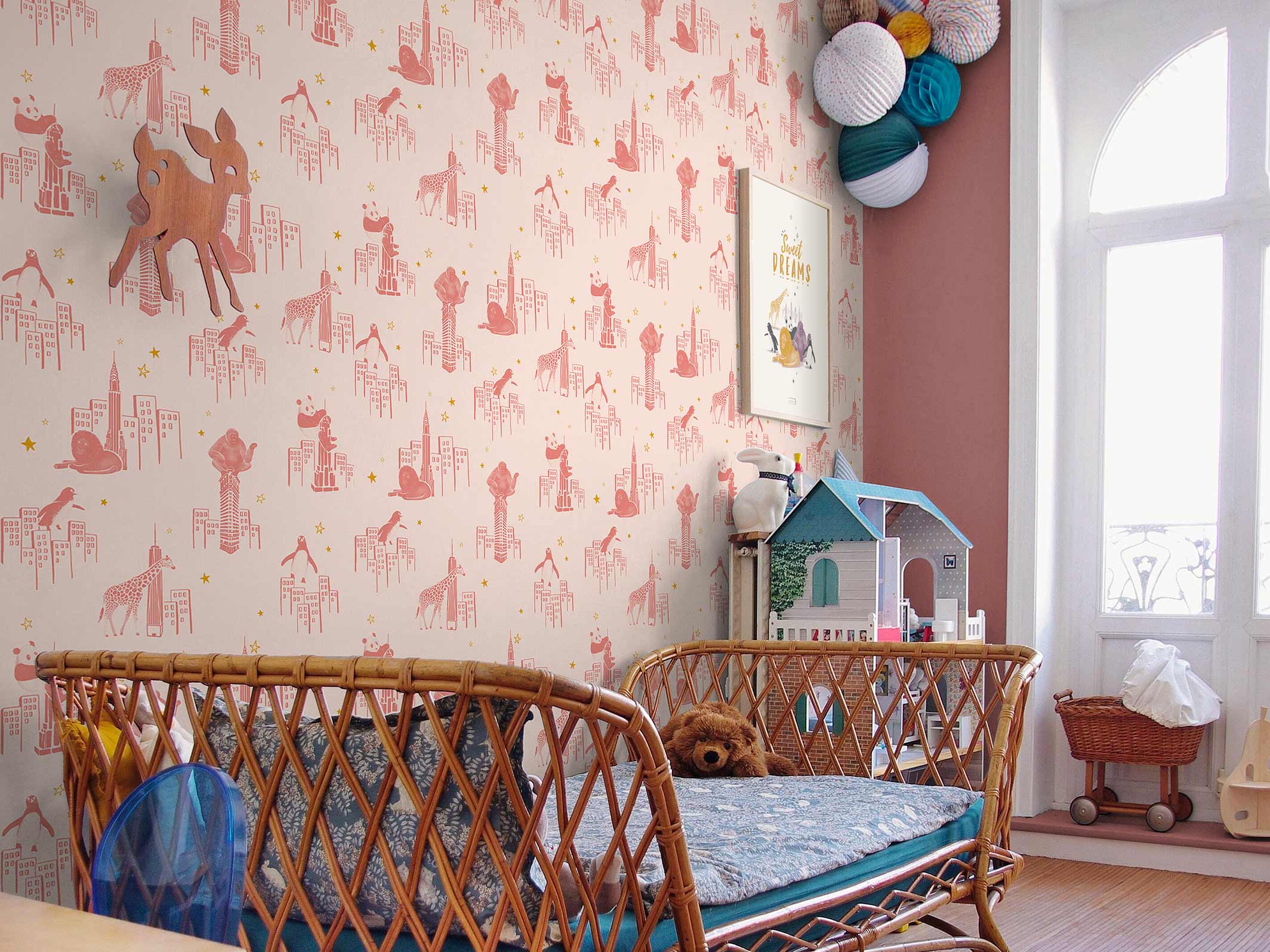 Papier peint enfant - Zoo of New York - Beige rosé & Rose velours - dans une chambre d'enfants à l'ambiance vintage