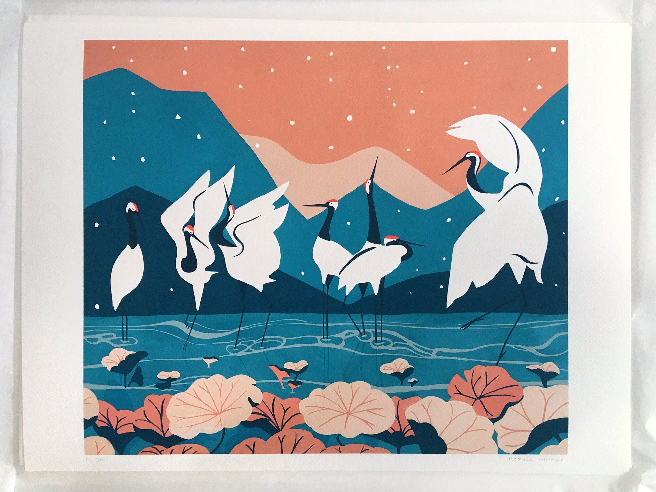 Photographie du tirage d'art de l'affiche colorée bleu et corail, dessinée par Roxane Campoy illustrant des grues japonaises.